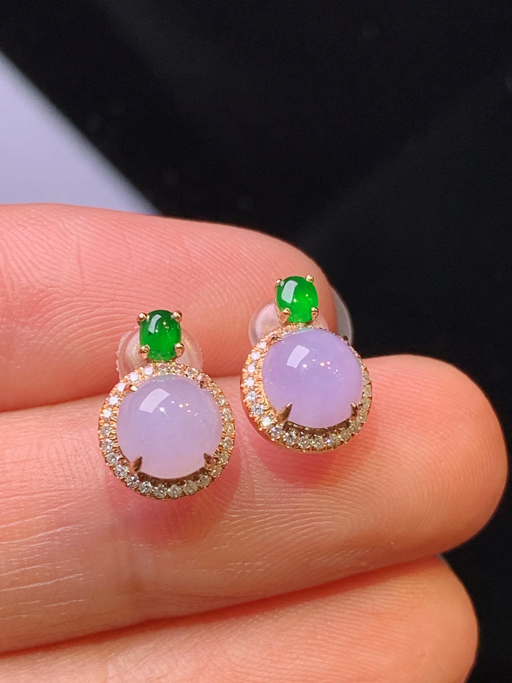 18k金钻镶嵌紫罗兰蛋面耳钉 玉质细腻 色泽清新艳丽 整体尺寸10.8*7.7*4.5