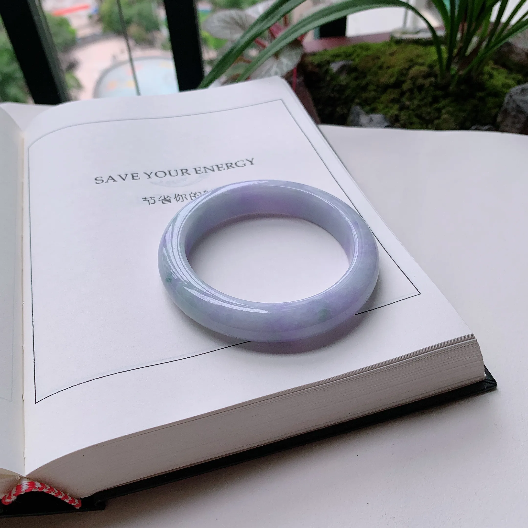 正圈58圈口，天然A货翡翠冰糯种水润飘绿玉手镯，水润秀丽，飘花灵动，种水十足，视觉甜美可人，恰到好处的美，十分高雅耐看，条形优美，上手优雅大方。70.91