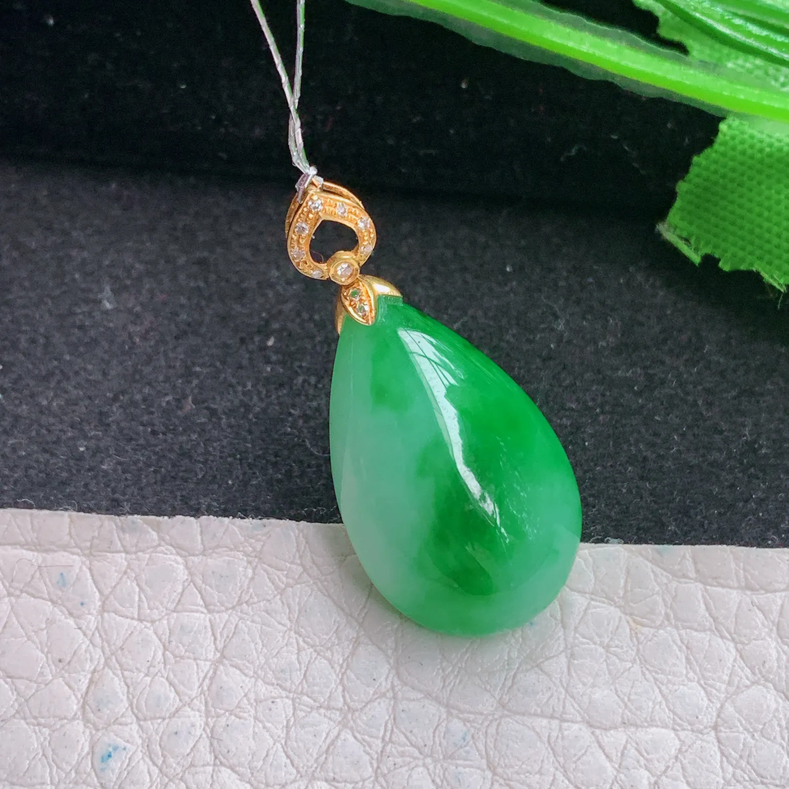 qxm实拍23.5*14.2*8缅甸翡翠精雕辣绿饱满水滴玉吊坠 玉挂件
