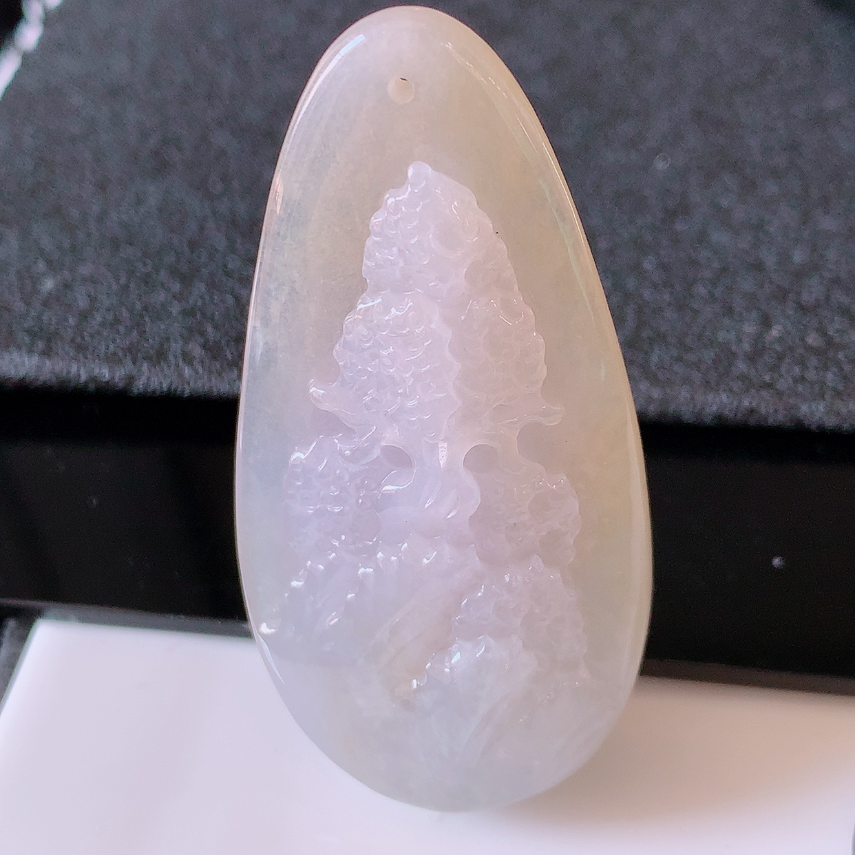 自然光实拍，冰黄翡翡翠山水牌吊坠，立体生动形象，山水素材布局合理，意境感佳，佩戴上身效果更高贵 #6