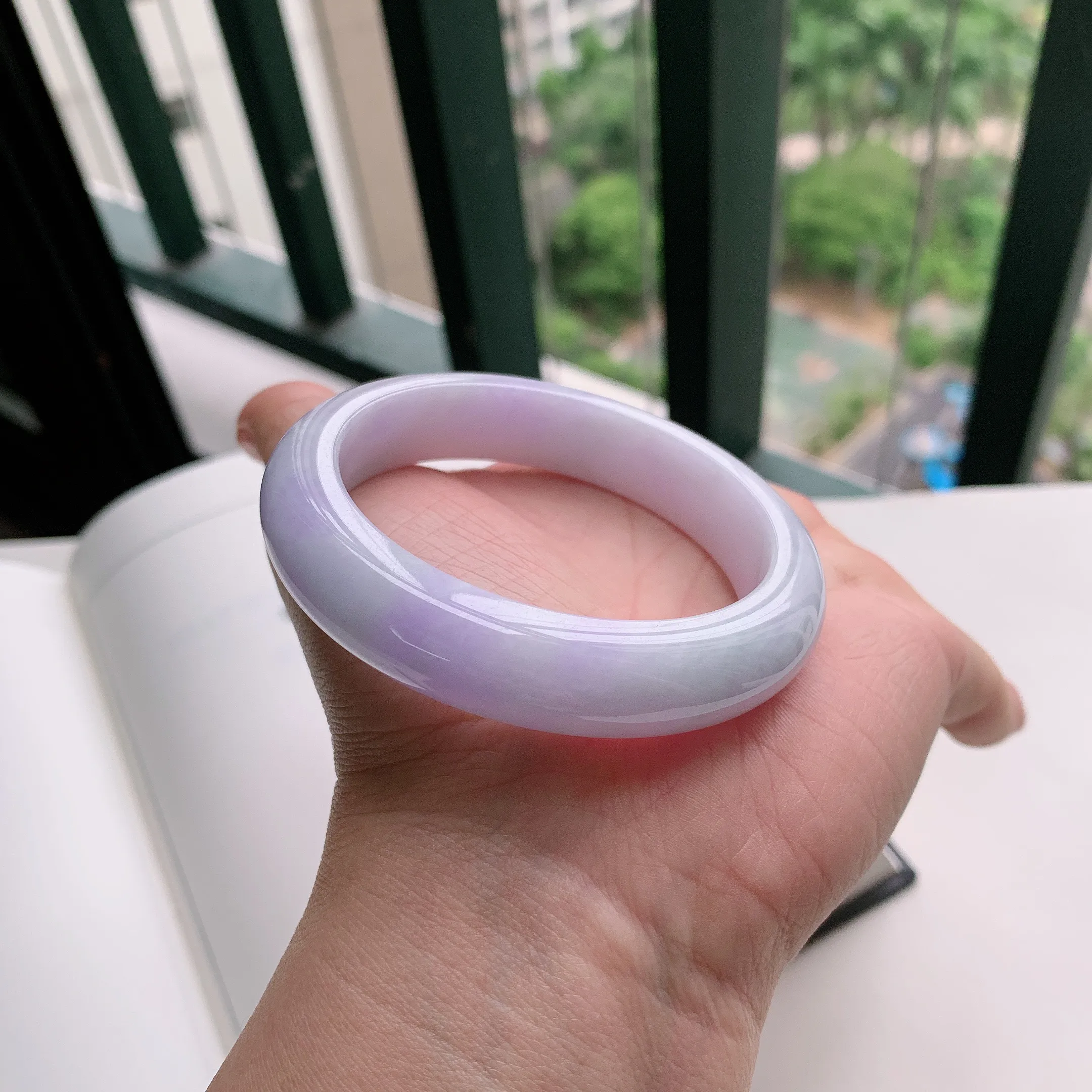 正圈55圈口，天然A货翡翠冰糯种水润飘绿玉手镯，水润秀丽，飘花灵动，种水十足，视觉甜美可人，恰到好