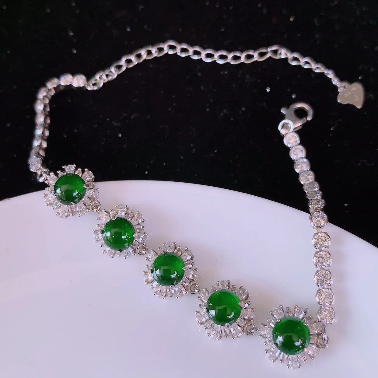 冰透满绿翡翠925银镶嵌手链，自然光实拍，翠色灵动，颜色漂亮，种老水足，品相佳，佩戴佳品！#97.25取一整体13/9.5/5裸石5.2*5.2