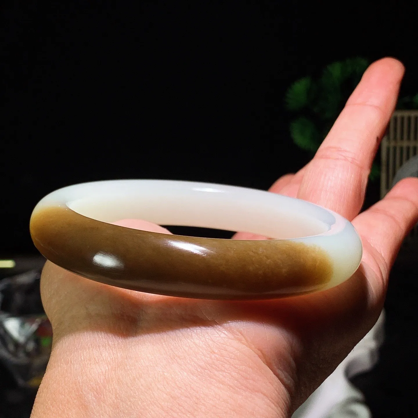 62圈口 新疆和田玉羊脂白且末糖手镯 且末糖半山半水手镯 62圈口条宽12厚9重66.7克。玉质细腻油润。手推出油。佩戴高端典雅。lt260129