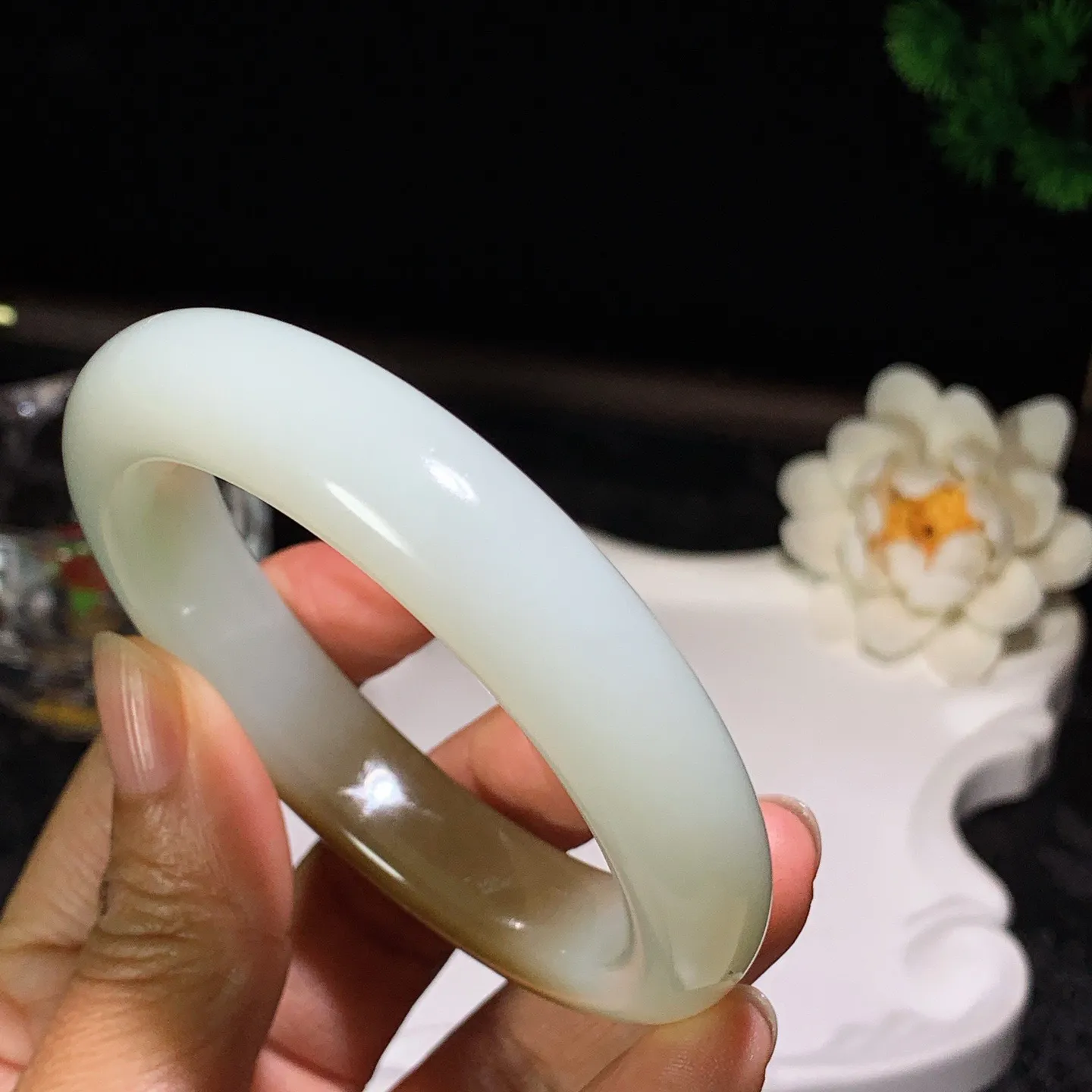 56圈口 新疆和田玉羊脂白且末糖手镯 且末糖半山半水手镯 56圈口条宽13厚10重63克。玉质细腻油润。手推出油。佩戴高端典雅。lt260129