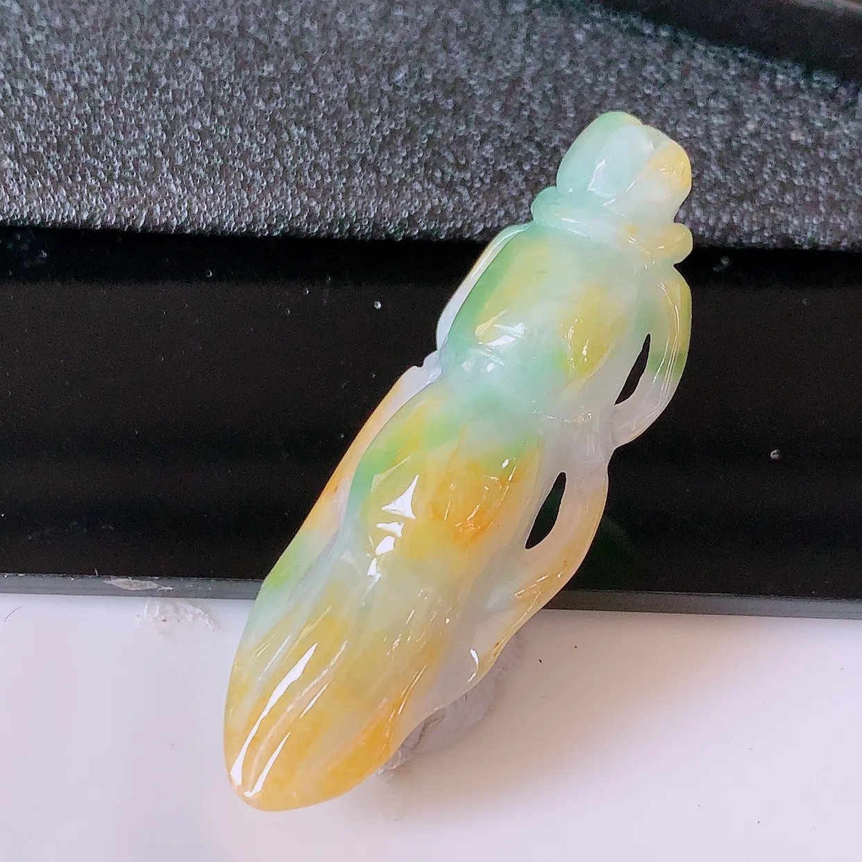 自然光实拍，冰润黄加绿翡翠人参吊坠，种老水足，雕工精湛 ，寓意美好，佩戴时尚出众！#60.25