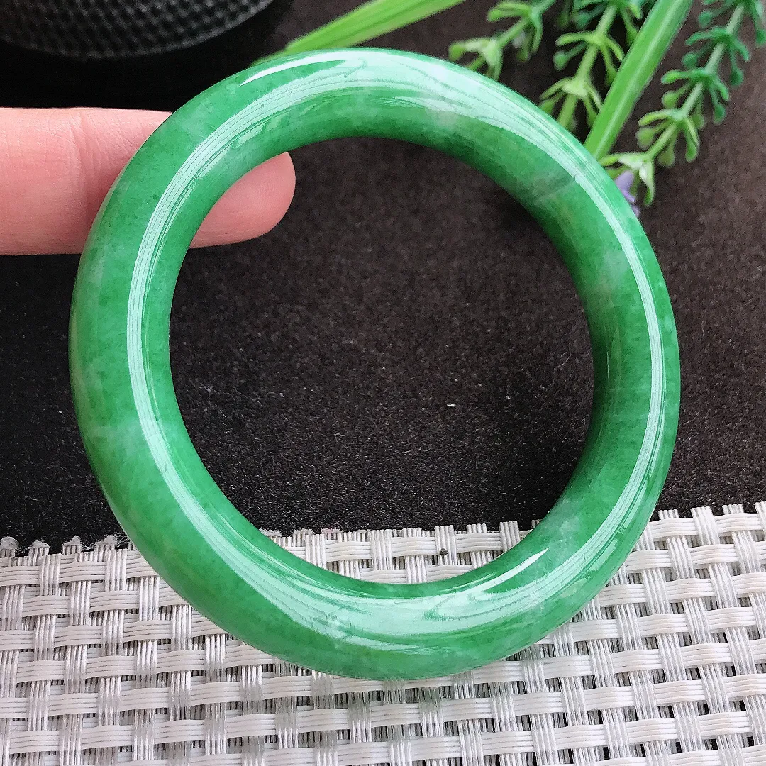 实拍A货翡翠54/10.8/10.4老坑精美满绿辣阳绿圆条手镯翡翠玉镯子平安镯