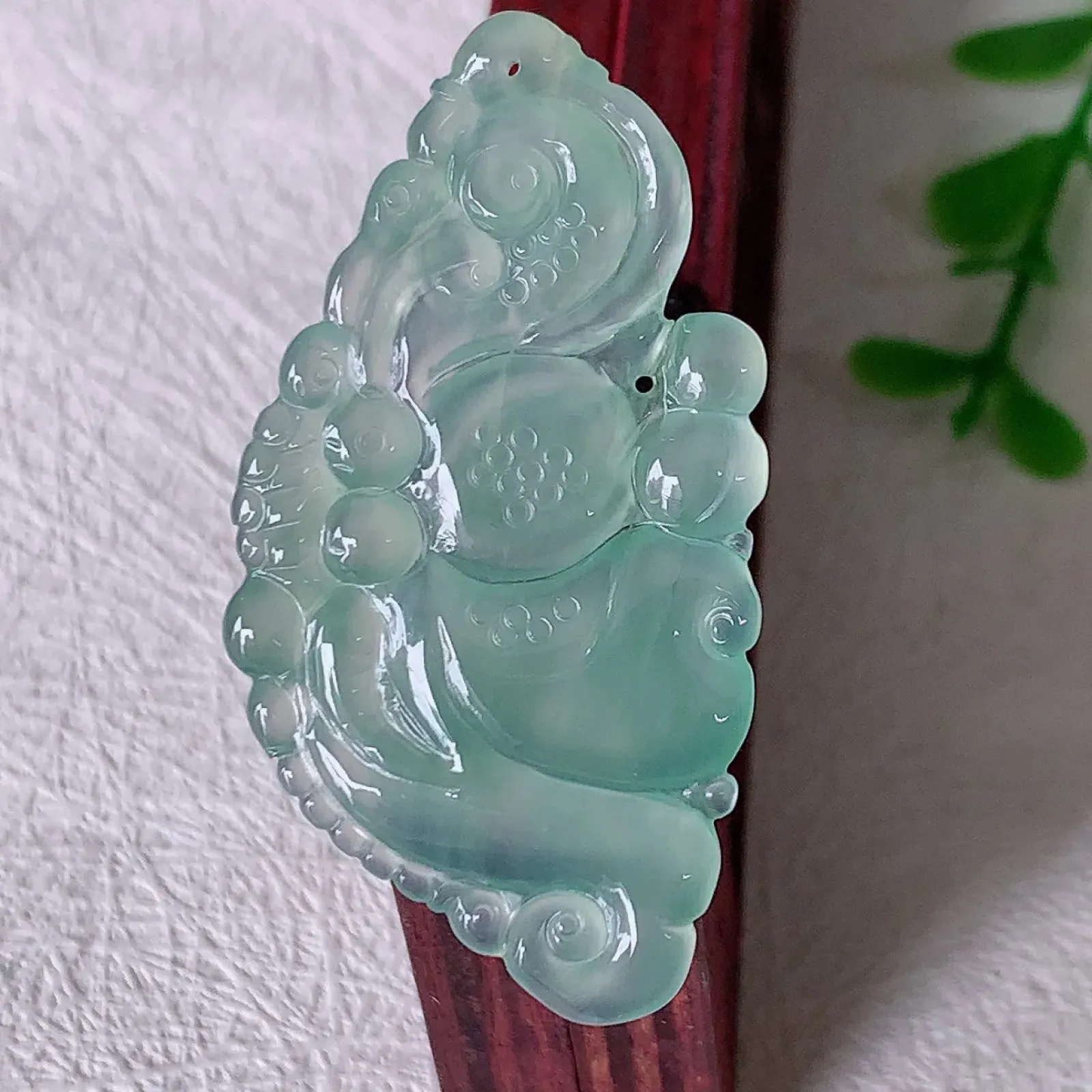 自然光实拍，冰种蝴蝶翡翠吊坠，翠色灵动，玉质细腻，颜色漂亮，品相佳，佩戴佳品！#01.25