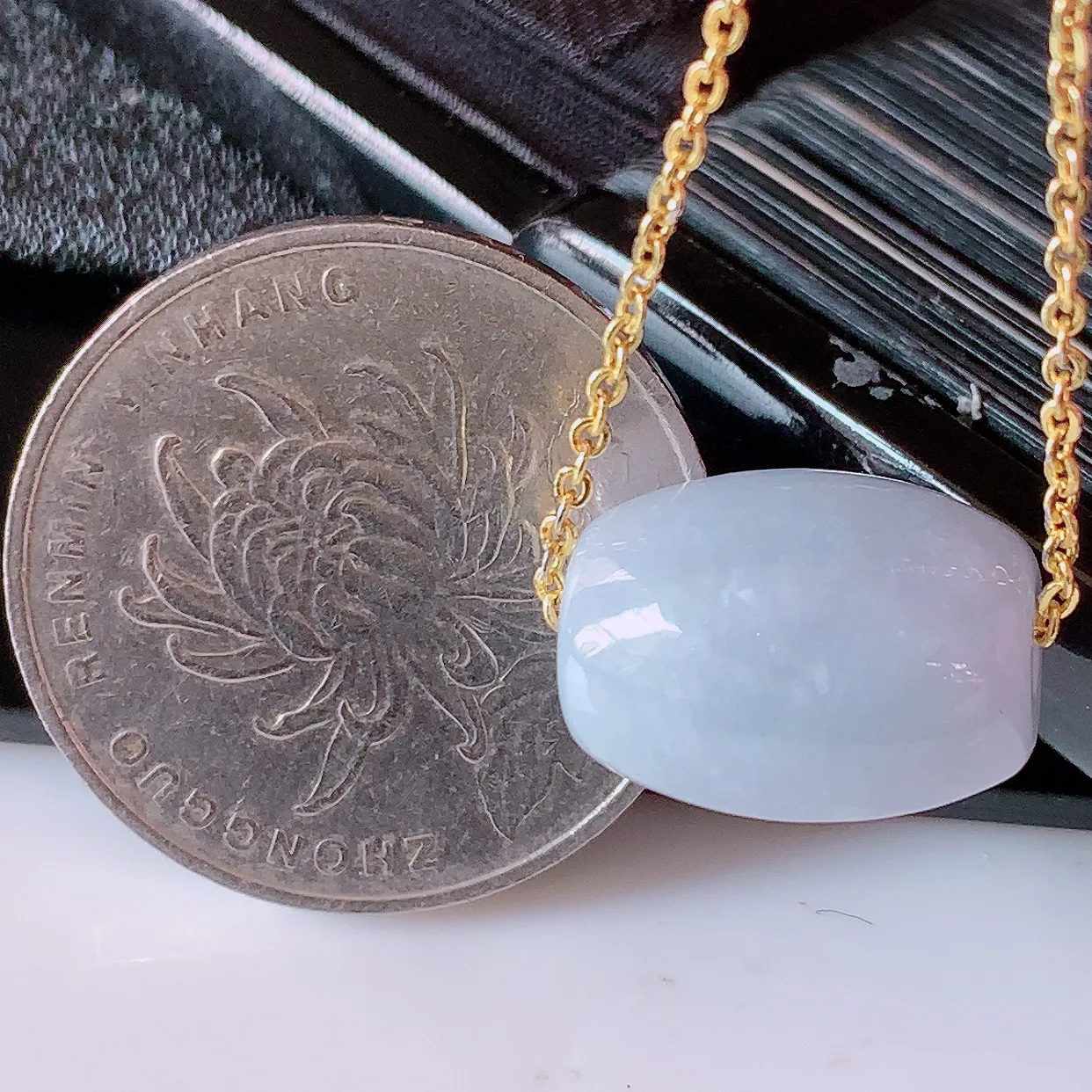 自然光实拍，冰润紫罗兰底翡翠路路通吊坠，寓意时来运转、财源滚滚，款式新颖时尚，日常百搭的款！配图银链#05.25