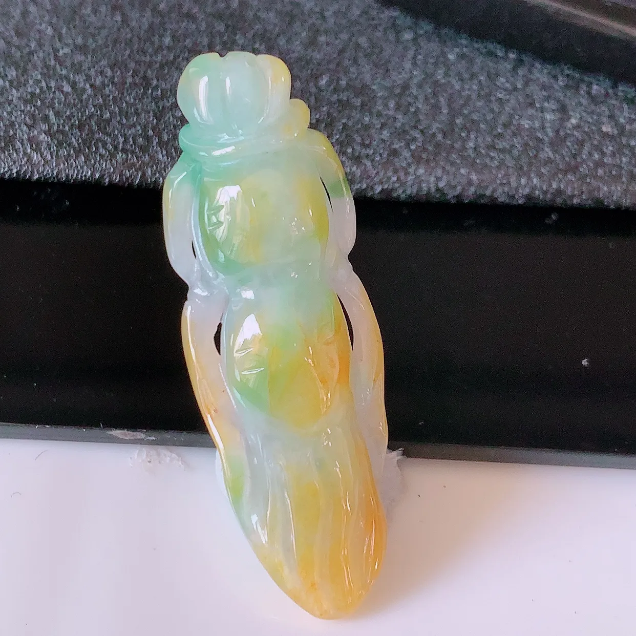 自然光实拍，冰润黄加绿翡翠人参吊坠，种老水足，雕工精湛 ，寓意美好，佩戴时尚出众！#60.25