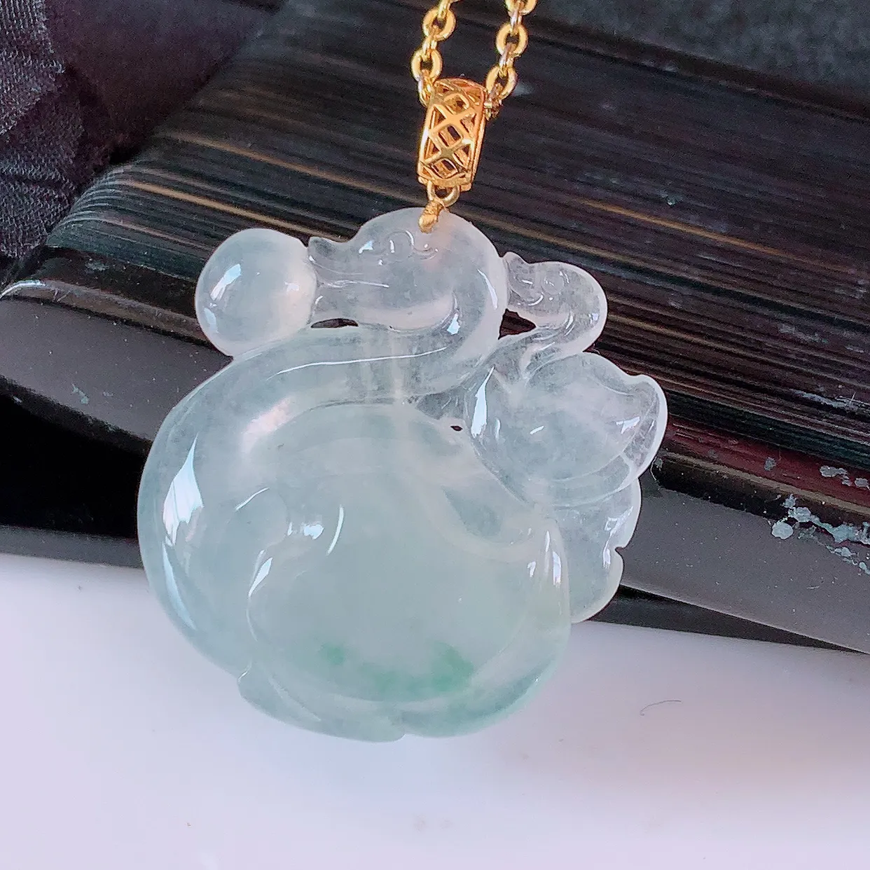 18k金镶嵌冰种飘花翡翠天鹅🦢吊坠，款式新颖时尚，日常百搭的款。清秀高雅，佩戴优雅高贵！#1.25