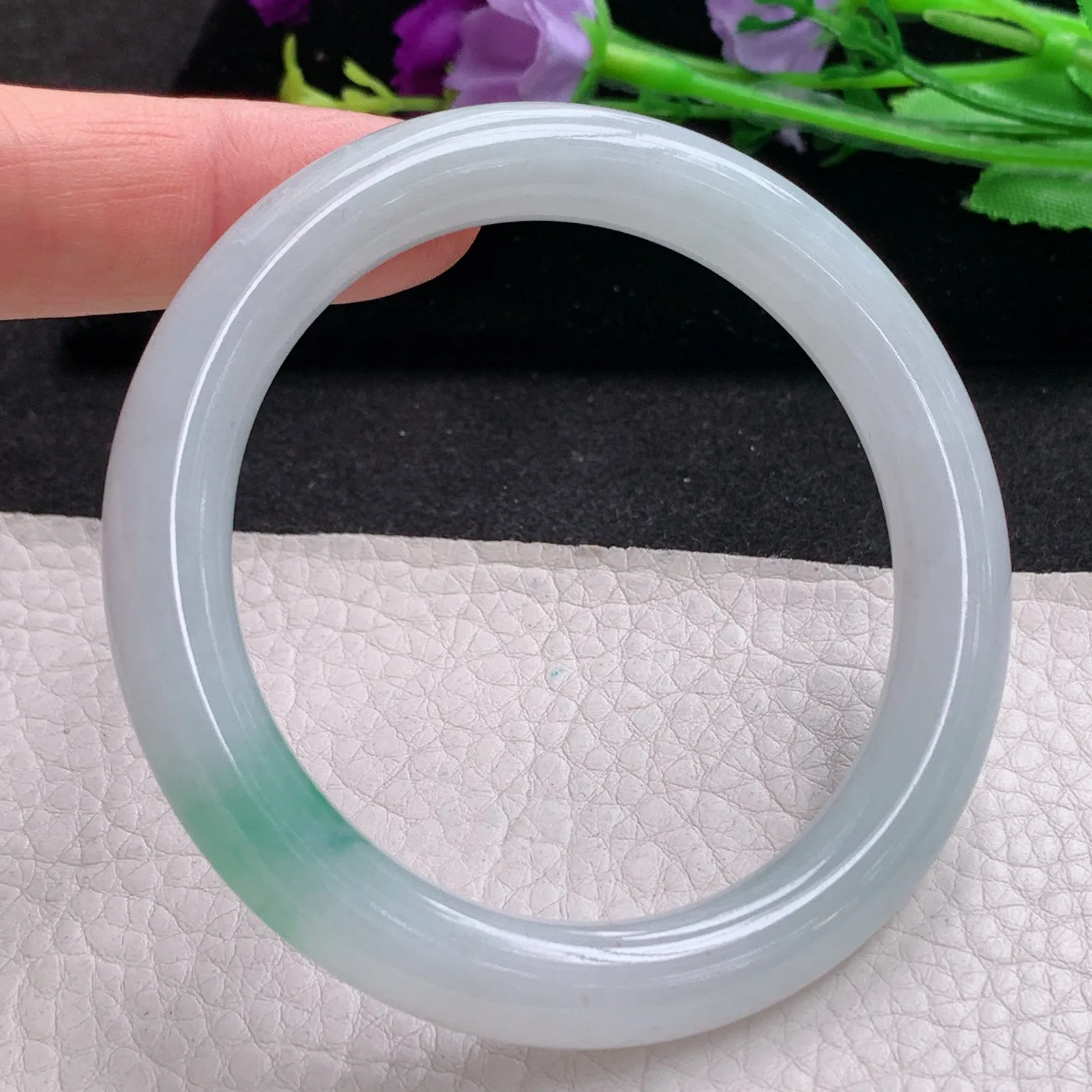 Hf实拍55.5*9.3缅甸翡翠手镯飘绿圆条玉镯子 秀气精美福镯