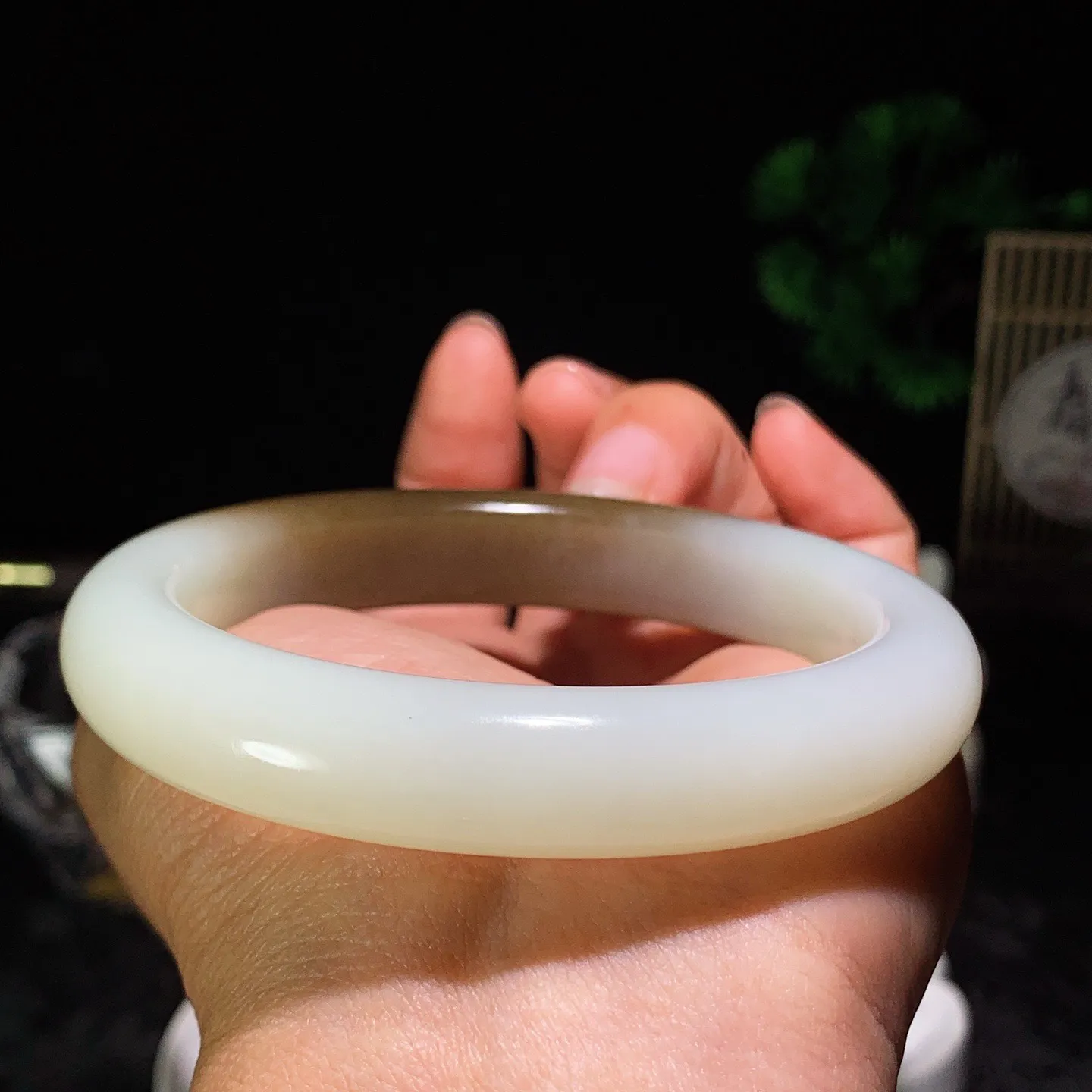 62圈口 新疆和田玉羊脂白且末糖手镯 且末糖半山半水手镯 62圈口条宽12厚9重66.7克。玉质细腻油润。手推出油。佩戴高端典雅。lt260129