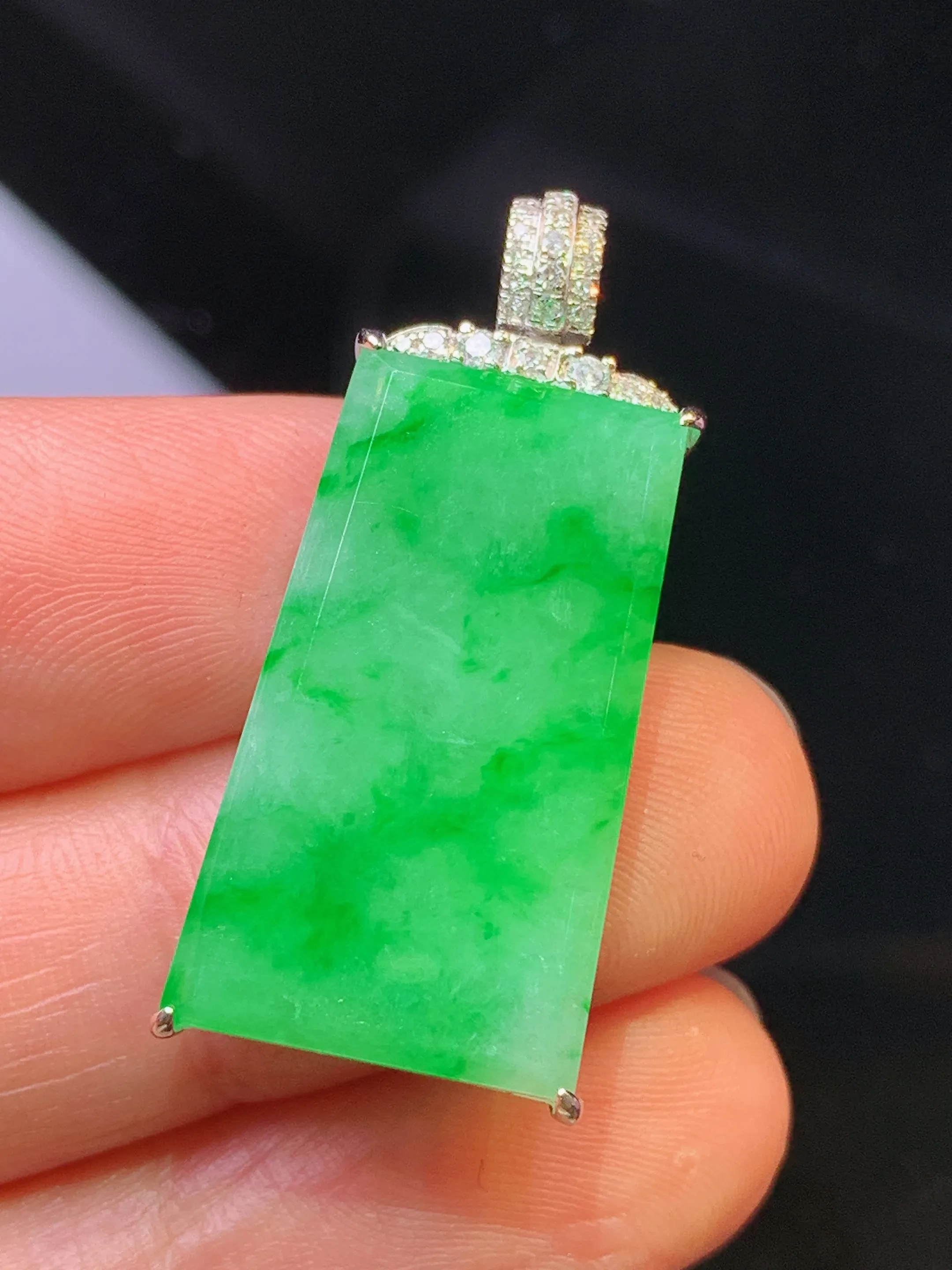 18k金钻镶嵌翠绿无事牌吊坠 玉质细腻 色泽清新艳丽 整体尺寸32.2*15*5.7