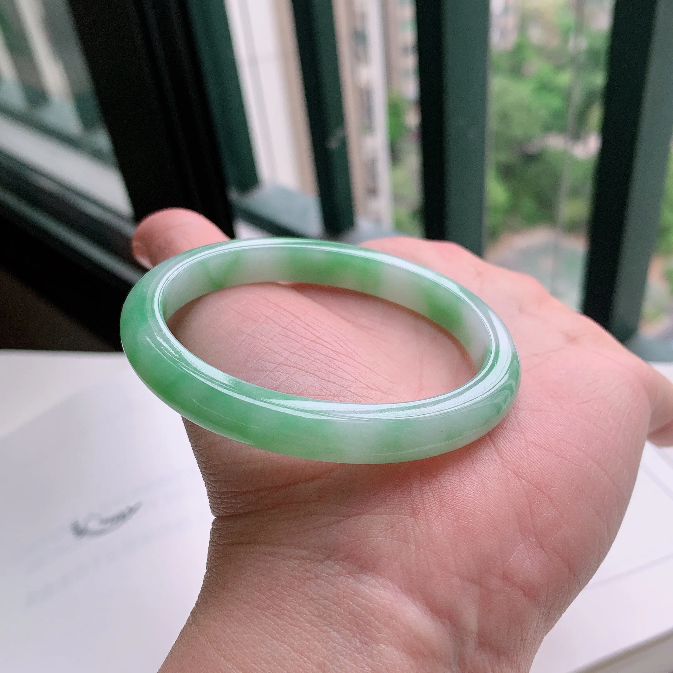 贵妃56圈口，天然A货翡翠冰糯种水润飘绿玉手镯，水润秀丽，飘花灵动，种水十足，视觉甜美可人，恰到好处的美，十分高雅耐看，条形优美，上手优雅大方。31.01
