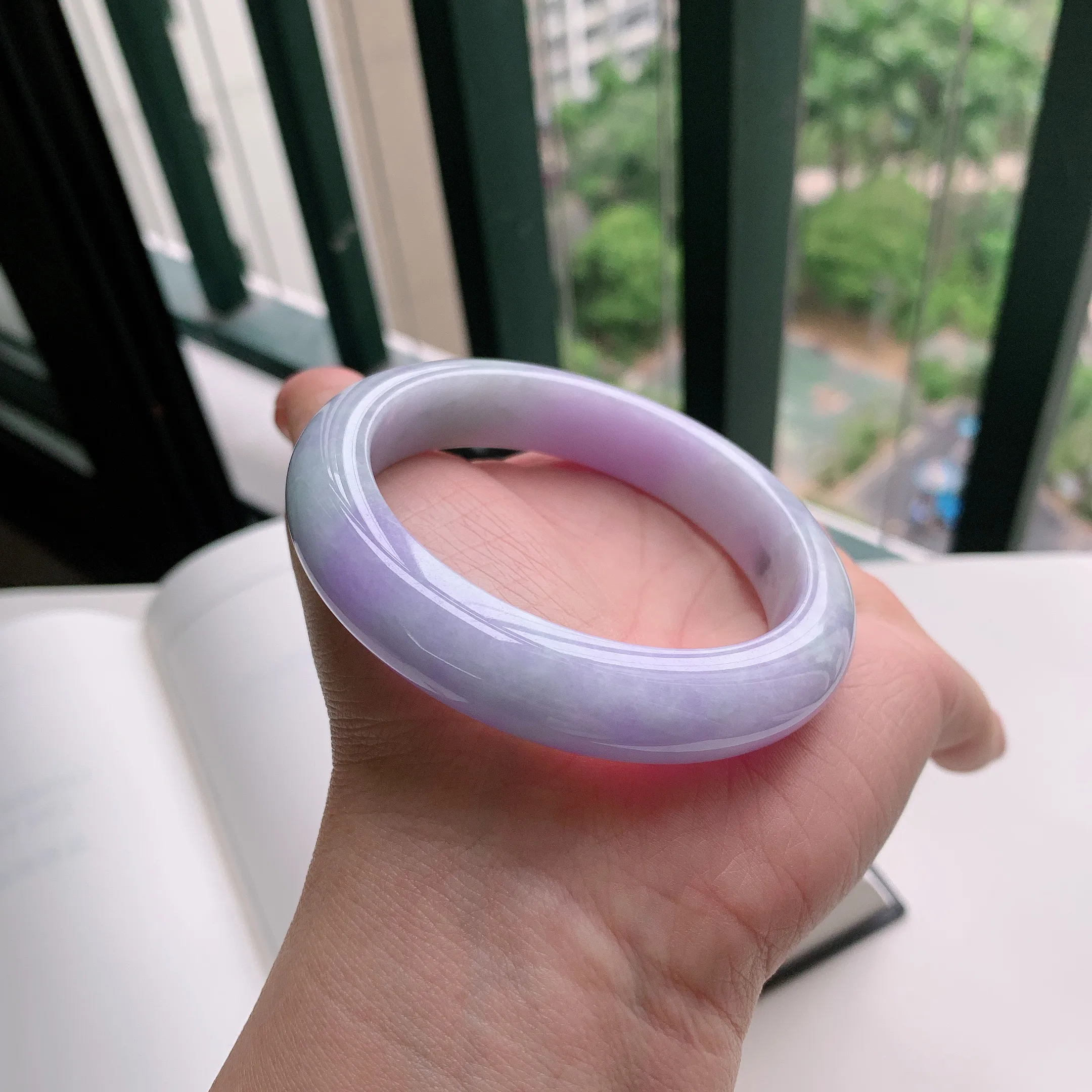 正圈57圈口，天然A货翡翠冰糯种水润飘绿玉手镯，水润秀丽，飘花灵动，种水十足，视觉甜美可人，恰到好