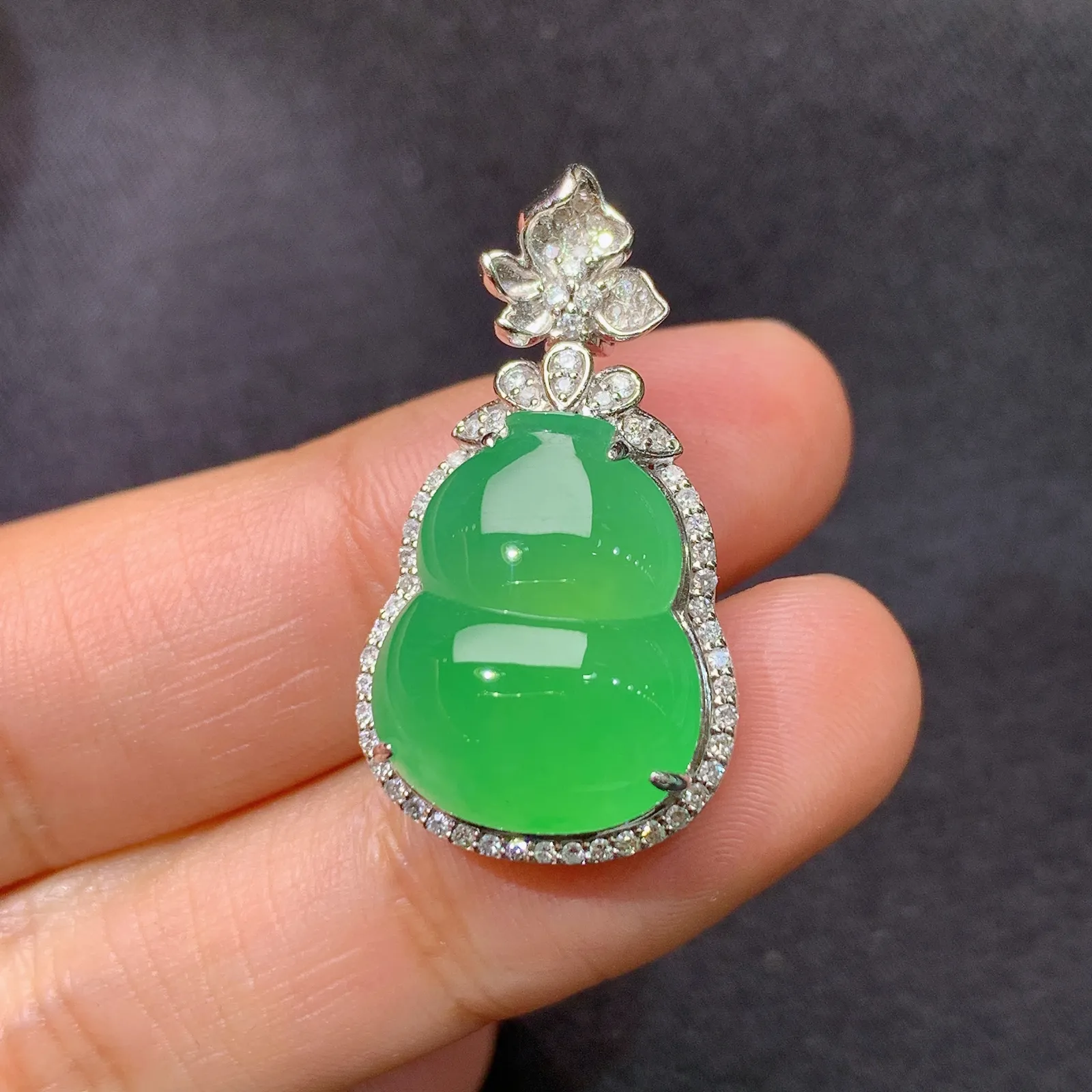 翠绿葫芦吊坠，18k金镶嵌，冰润色阳，玉质细腻，种水足，Lp 尺寸28.7*15.8*10.9