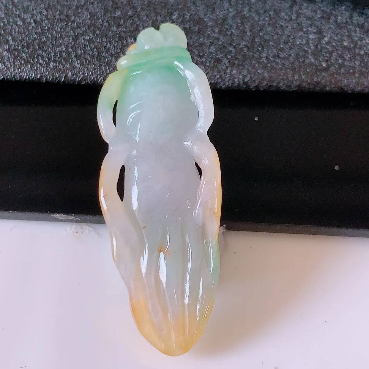 自然光实拍，冰润黄加绿翡翠人参吊坠，种老水足，雕工精湛 ，寓意美好，佩戴时尚出众！#60.25