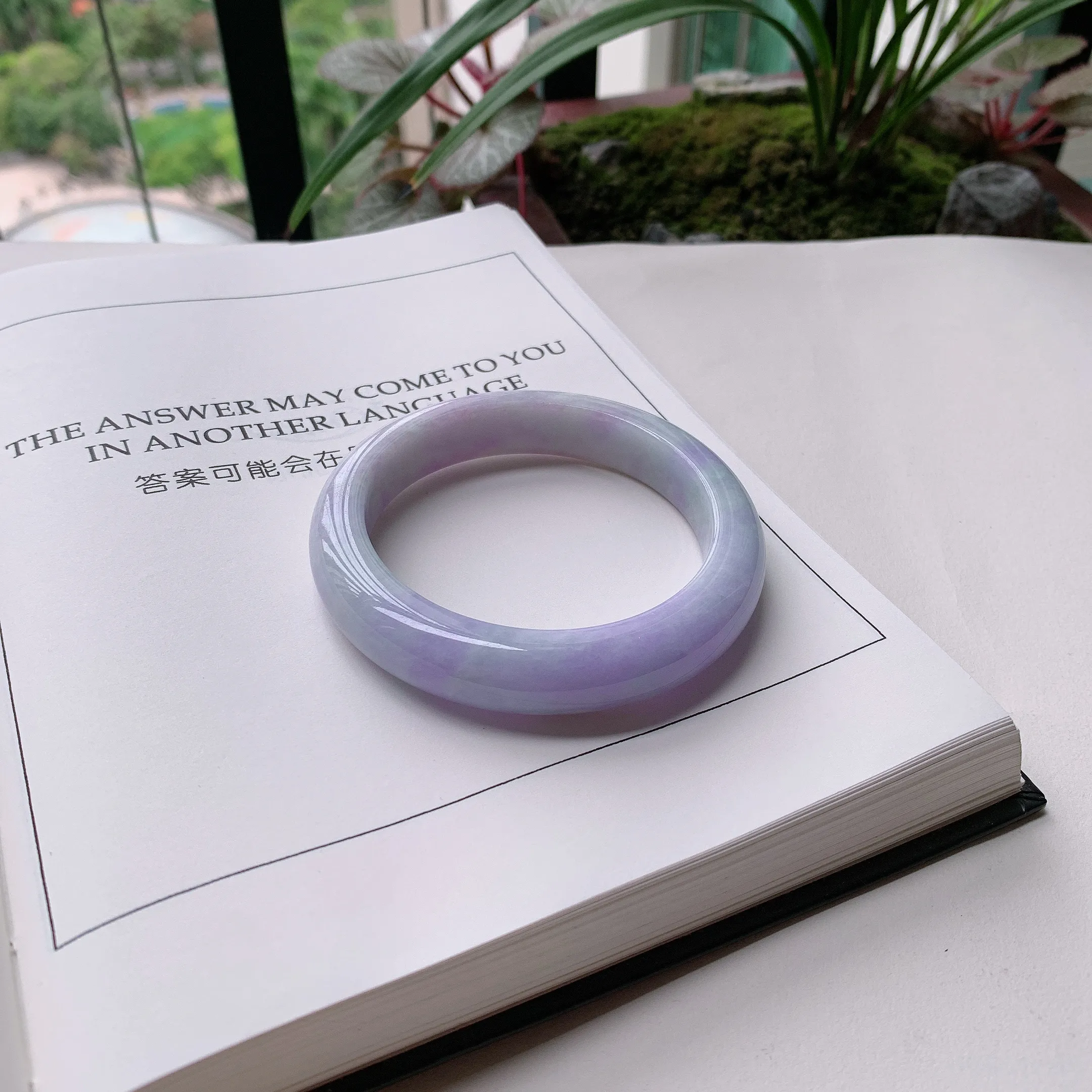 正圈57圈口，天然A货翡翠冰糯种水润飘绿玉手镯，水润秀丽，飘花灵动，种水十足，视觉甜美可人，恰到好处的美，十分高雅耐看，条形优美，上手优雅大方。65.53