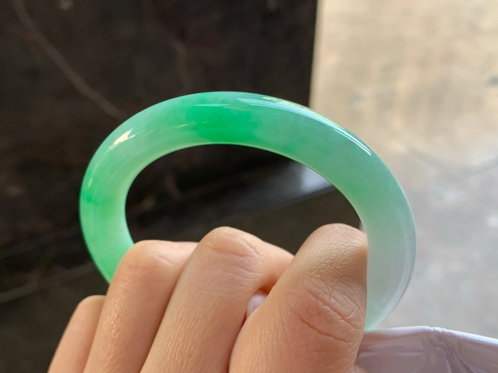 52.5-9.5

绿色圆条手镯^_^色阳 细腻