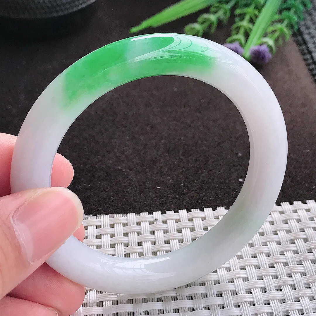 实拍A货翡翠53.5/9.5老坑精美温润飘阳绿圆条手镯翡翠玉镯子平安镯