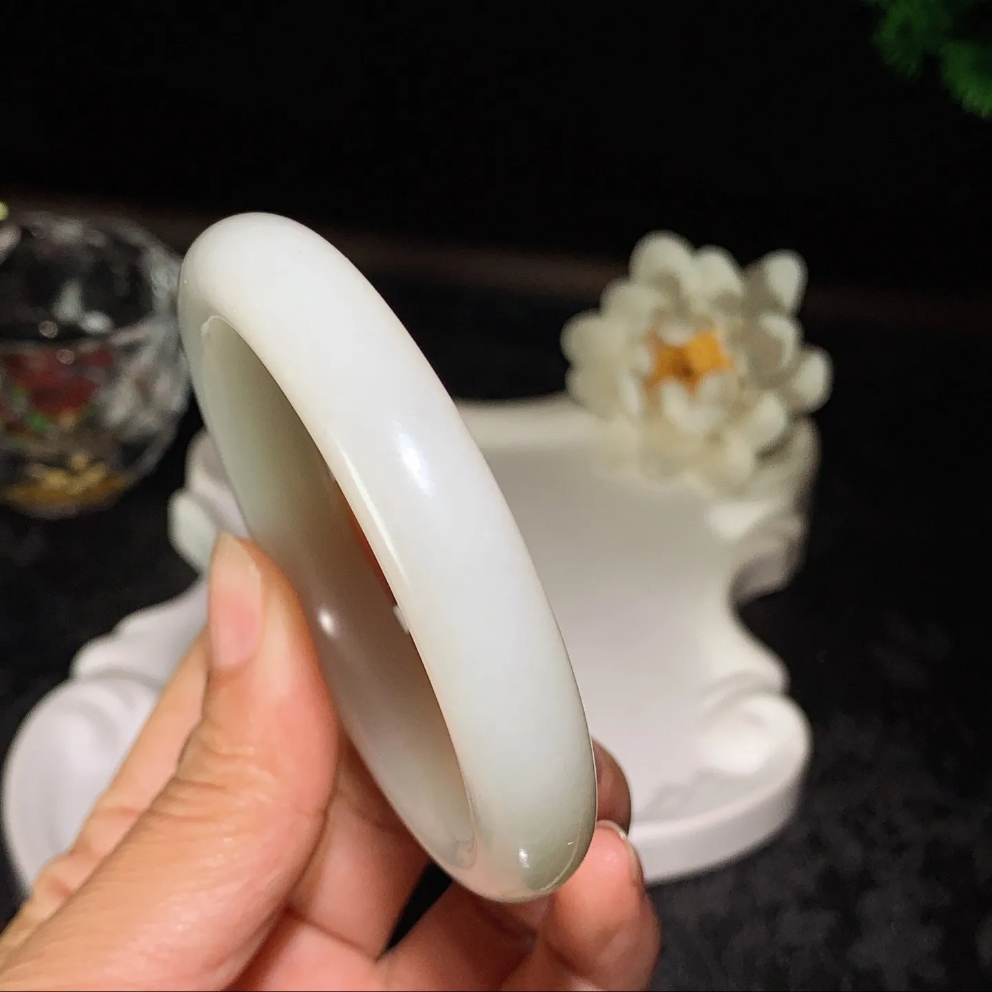 54圈口 新疆和田玉白玉羊脂白籽料手镯 54圈口条宽11厚9重46.8克。玉质细腻油润。手推出油。佩戴高端典雅。lt260129