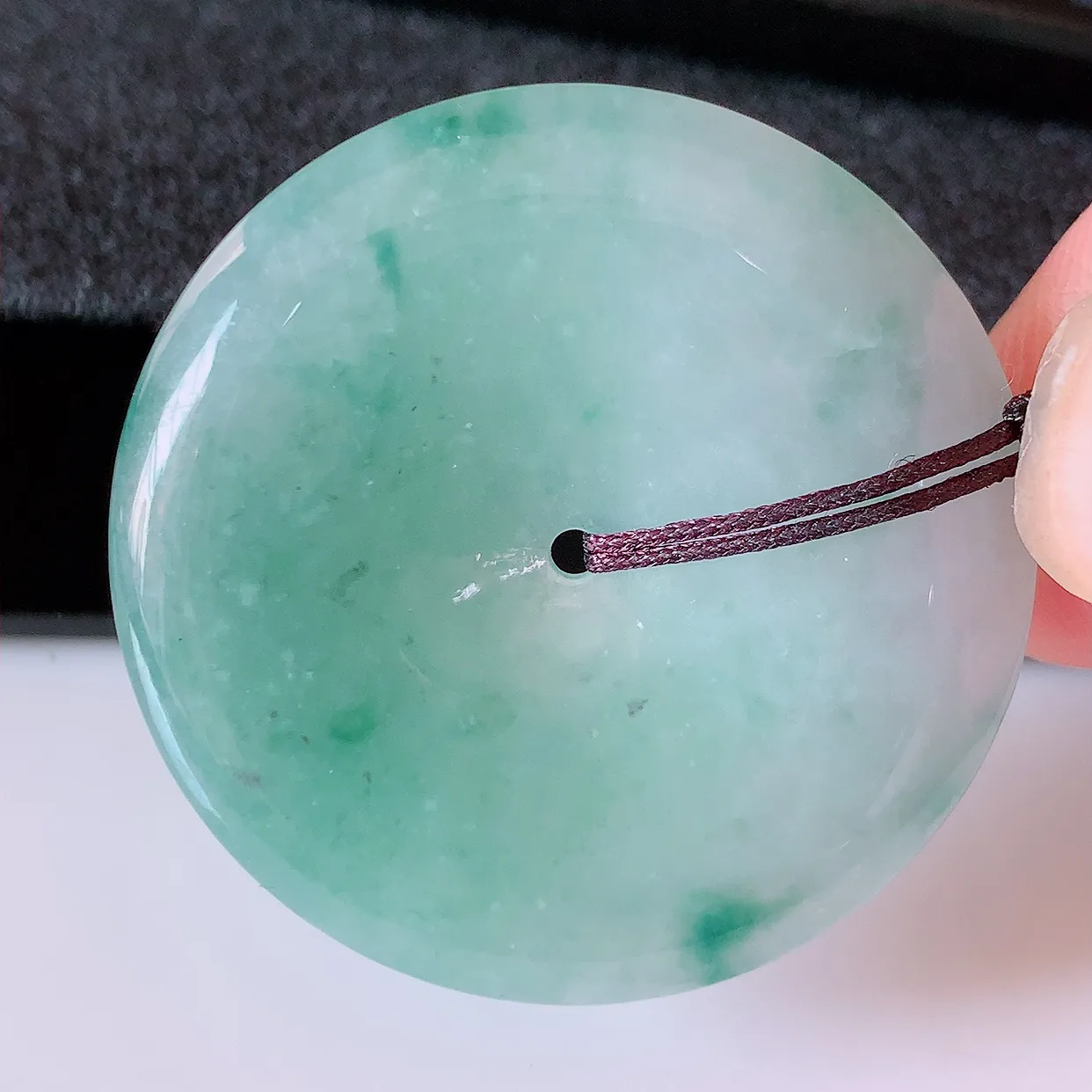 自然光实拍，冰润飘花翡翠平安扣吊坠，翠色灵动，佩戴效果时尚出众，尽显气质，玉质细腻，美感十足。#05.25