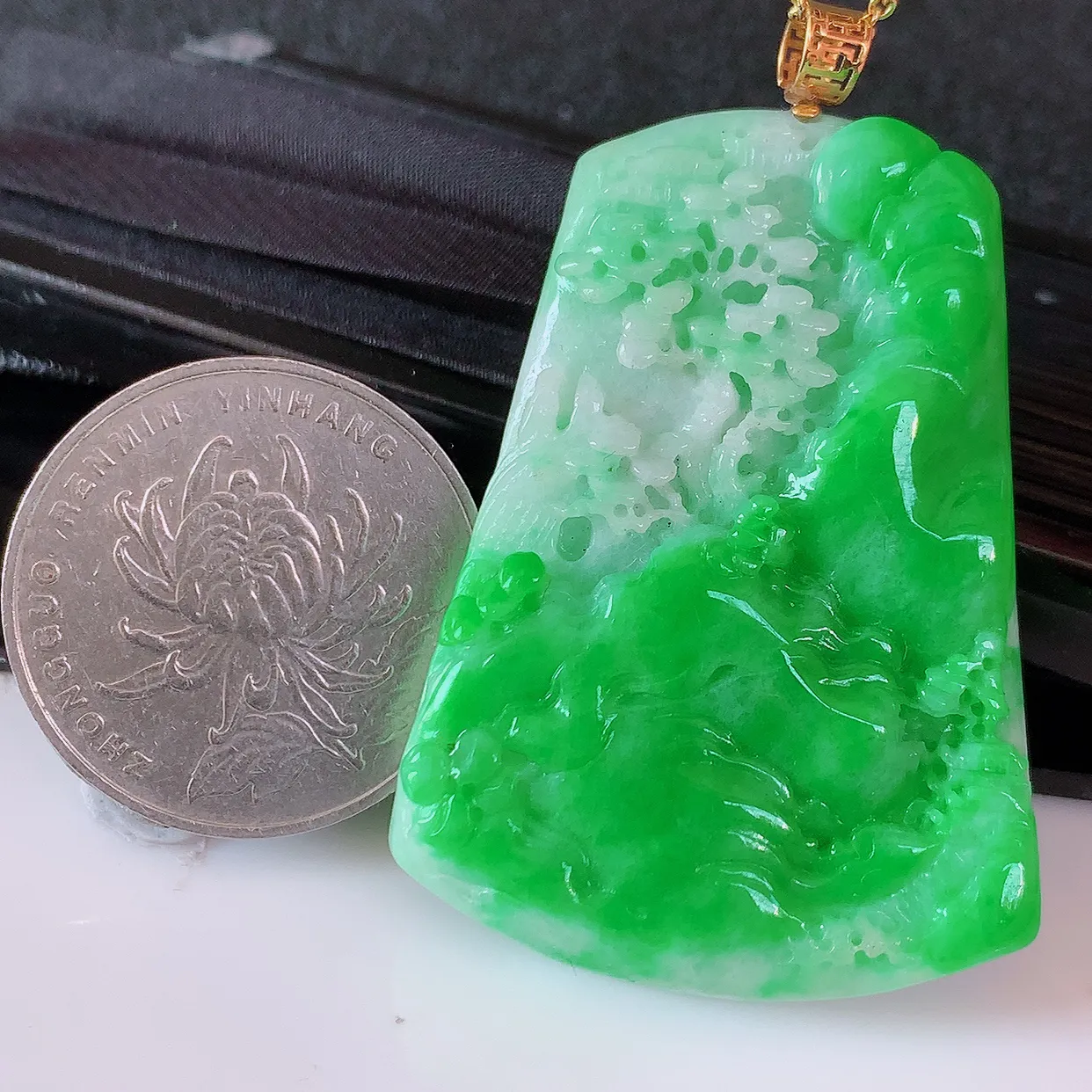 自然光实拍，18K金镶嵌辣绿翡翠山水牌吊坠，寓意“常青、背靠大山、水（财）长流、平安之意”生机盎然的翠意，一眼既心醉，雕工精致，佩戴效果优雅迷人！#1.25整体49.5裸石44.5*32*7.8