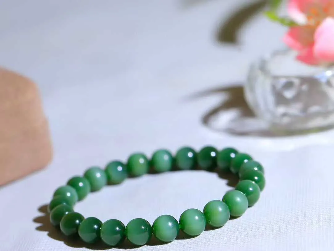 【珠圆玉润.手串】

精品️和田玉碧玉猫眼珠圆玉润手串 玉质温润细腻  整串打磨圆润，佩戴舒适。珠珠落玉盘，间关莺语花底滑，一生美好时光，无论身在何处，都有它相伴相守。事事顺遂，幸福美满，吉祥如意。重17.3克 尺寸取一7.8mm  FDA-22102434