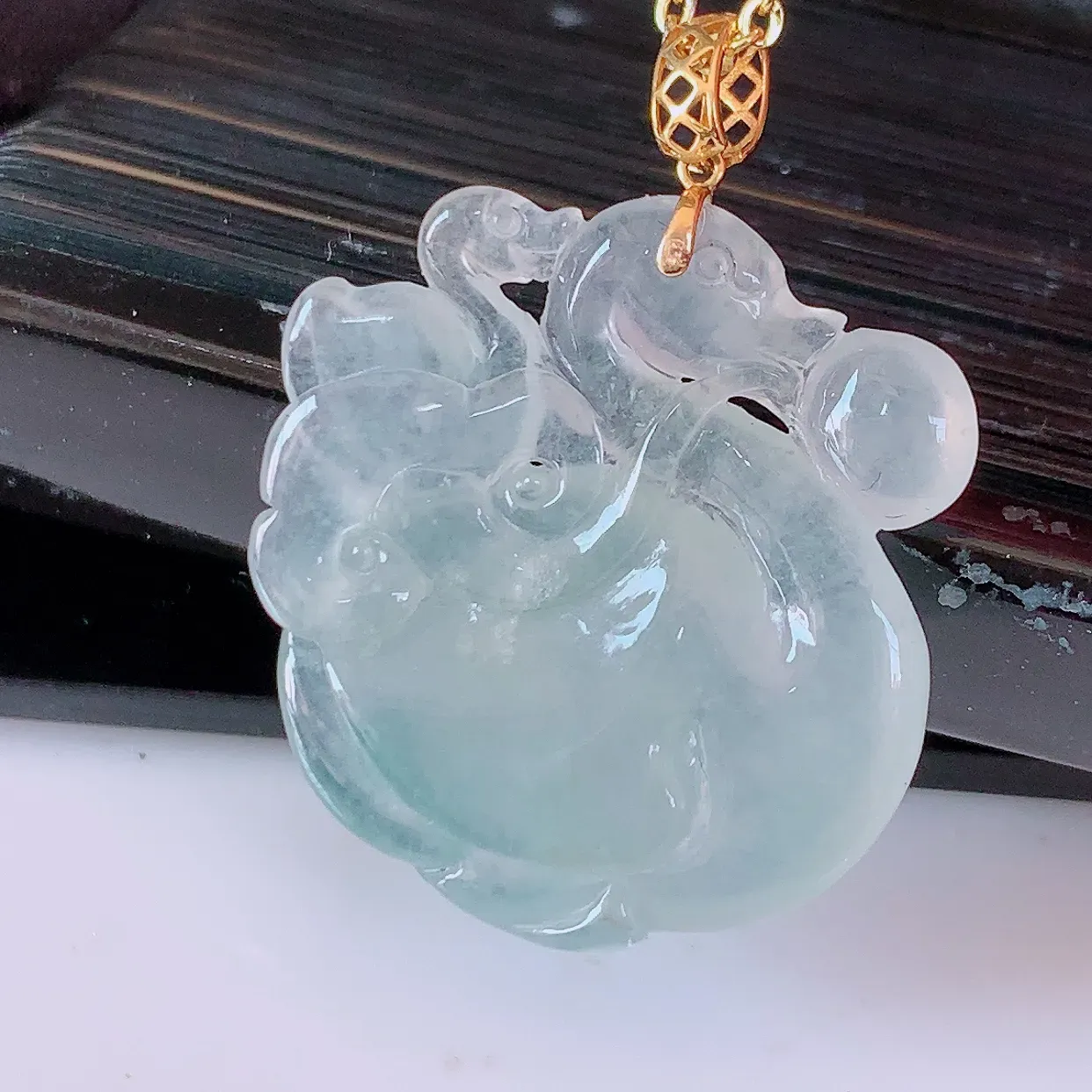 18k金镶嵌冰种飘花翡翠天鹅🦢吊坠，款式新颖时尚，日常百搭的款。清秀高雅，佩戴优雅高贵！#1.25