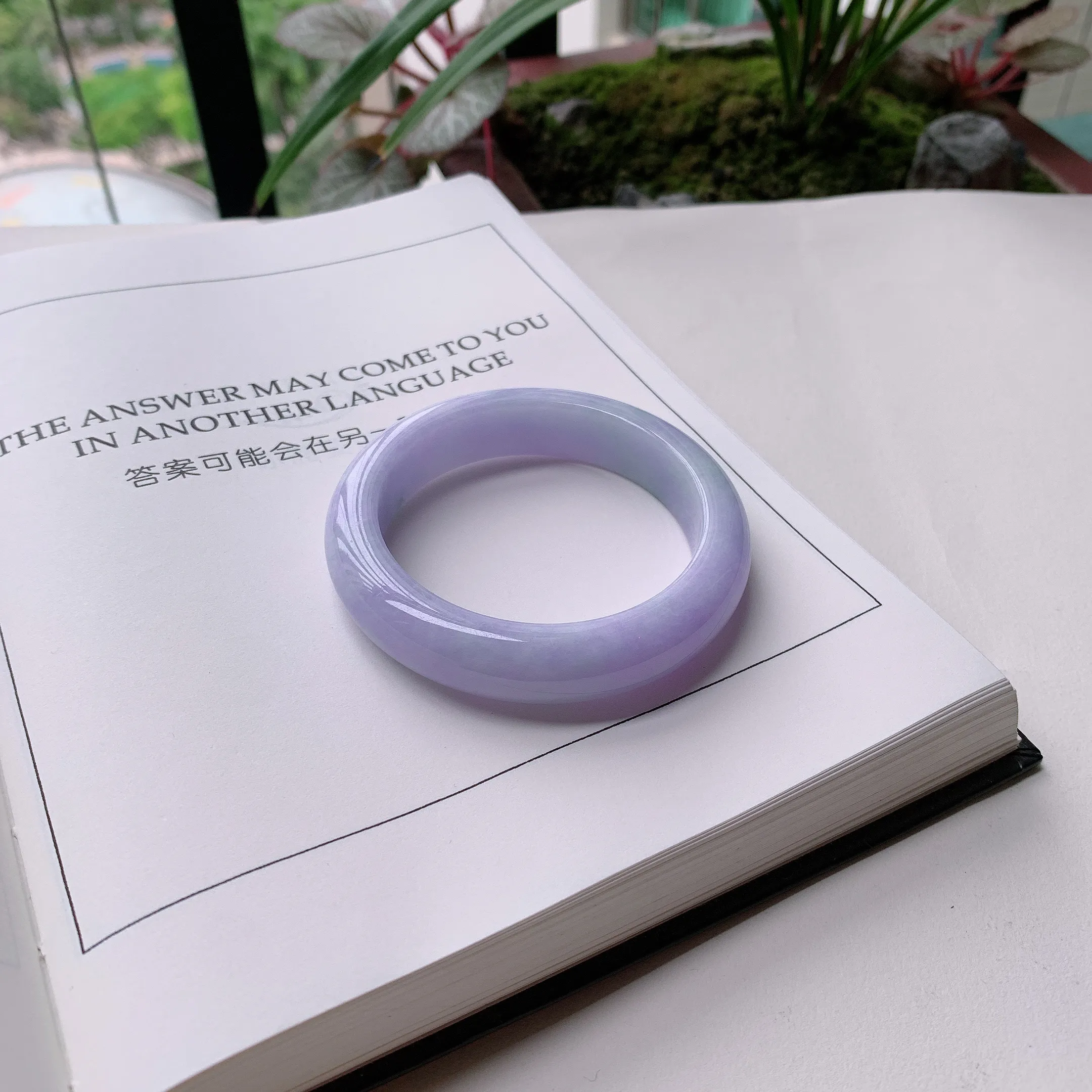 正圈52圈口，天然A货翡翠冰糯种水润紫罗兰手镯，水润秀丽，种水十足，视觉甜美可人，恰到好处的美，十分高雅耐看，条形优美，上手优雅大方。57.65