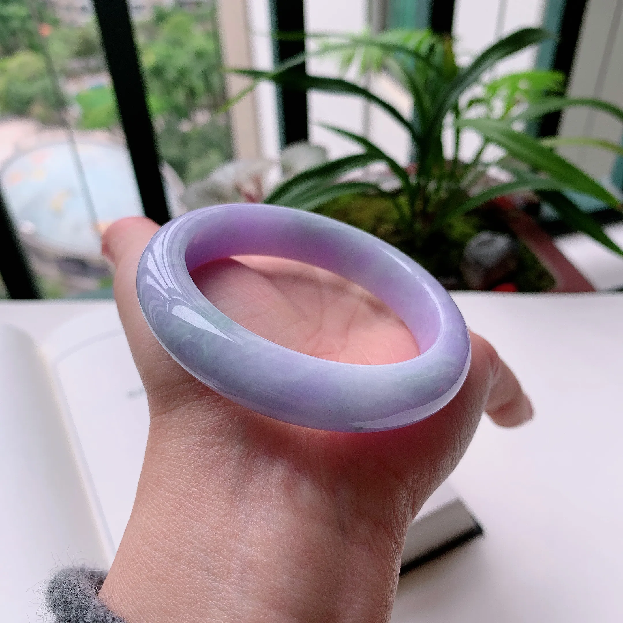 正圈55圈口，天然A货翡翠冰糯种水润飘绿玉手镯，水润秀丽，飘花灵动，种水十足，视觉甜美可人，恰到好处的美，十分高雅耐看，条形优美，上手优雅大方。61.34