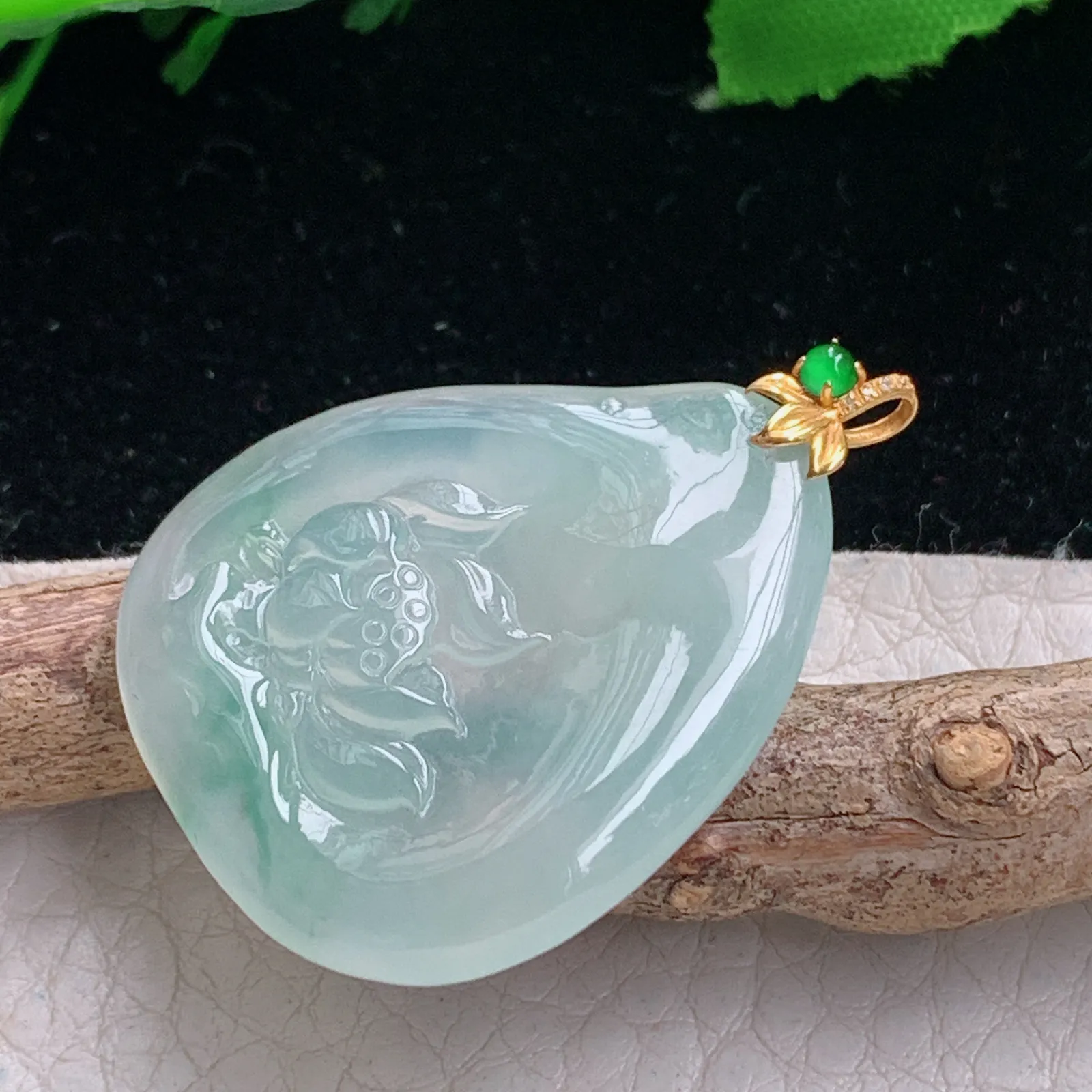 lz实拍32.8*27.8*4.3缅甸翡翠精雕冰透一朵清莲吊坠 荷花玉挂坠