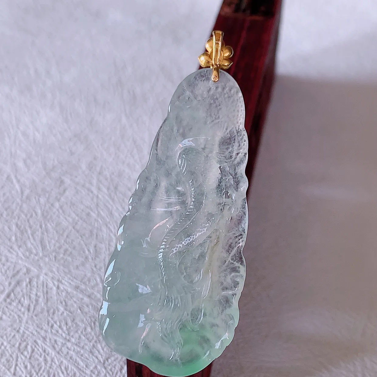 自然光实拍，18K金镶嵌冰种飘绿翡翠龙牌吊坠，龙行天下，雕工立体精湛，翡翠龙牌，种老水足，配戴霸气时尚，值得收藏!#1.25整体56裸石48.8*21*7.5