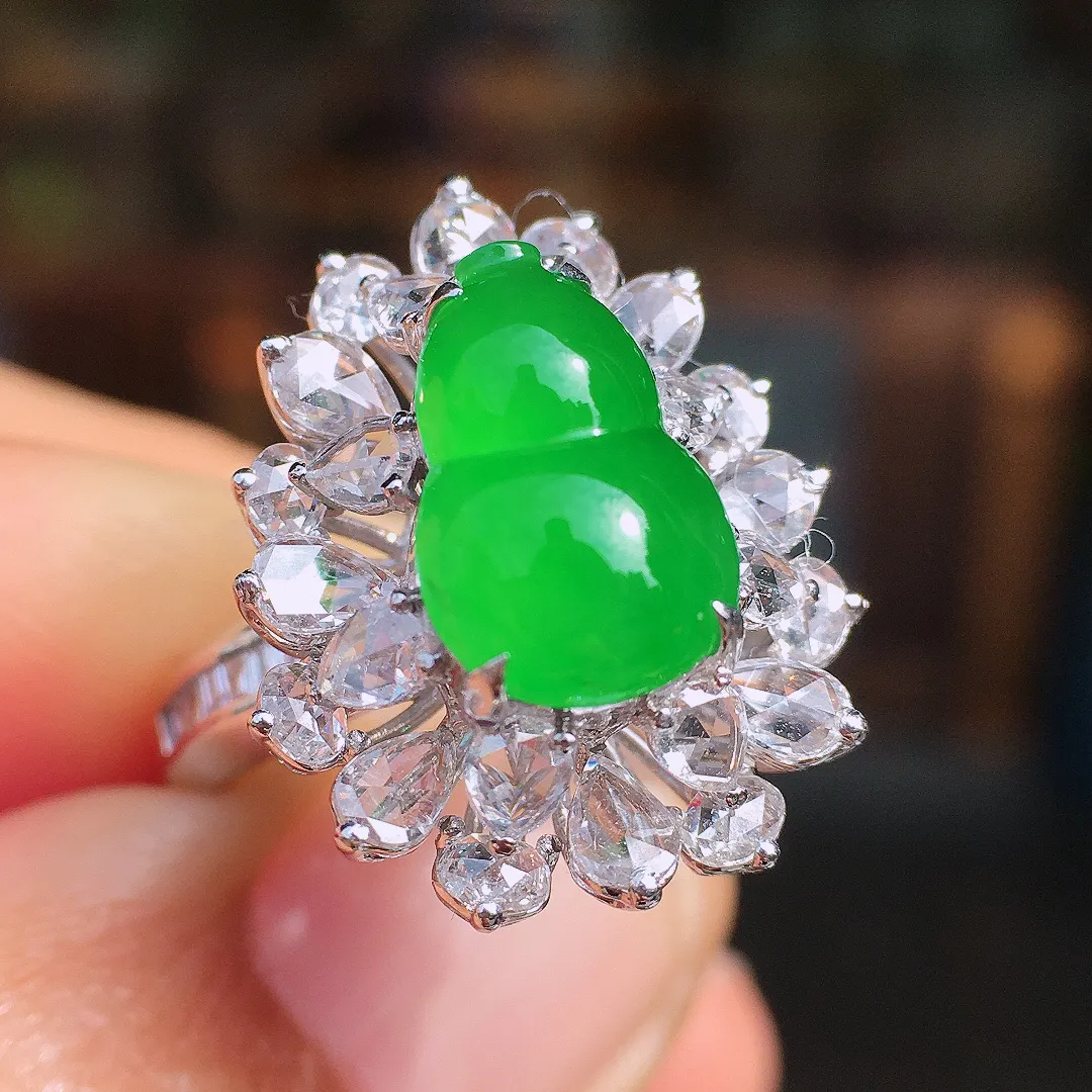 阳绿葫芦戒指，色泽均匀艳丽，玉质细腻，荧光感超
强，饱满圆润，尽显优雅气质，18k
金豪华镶嵌
