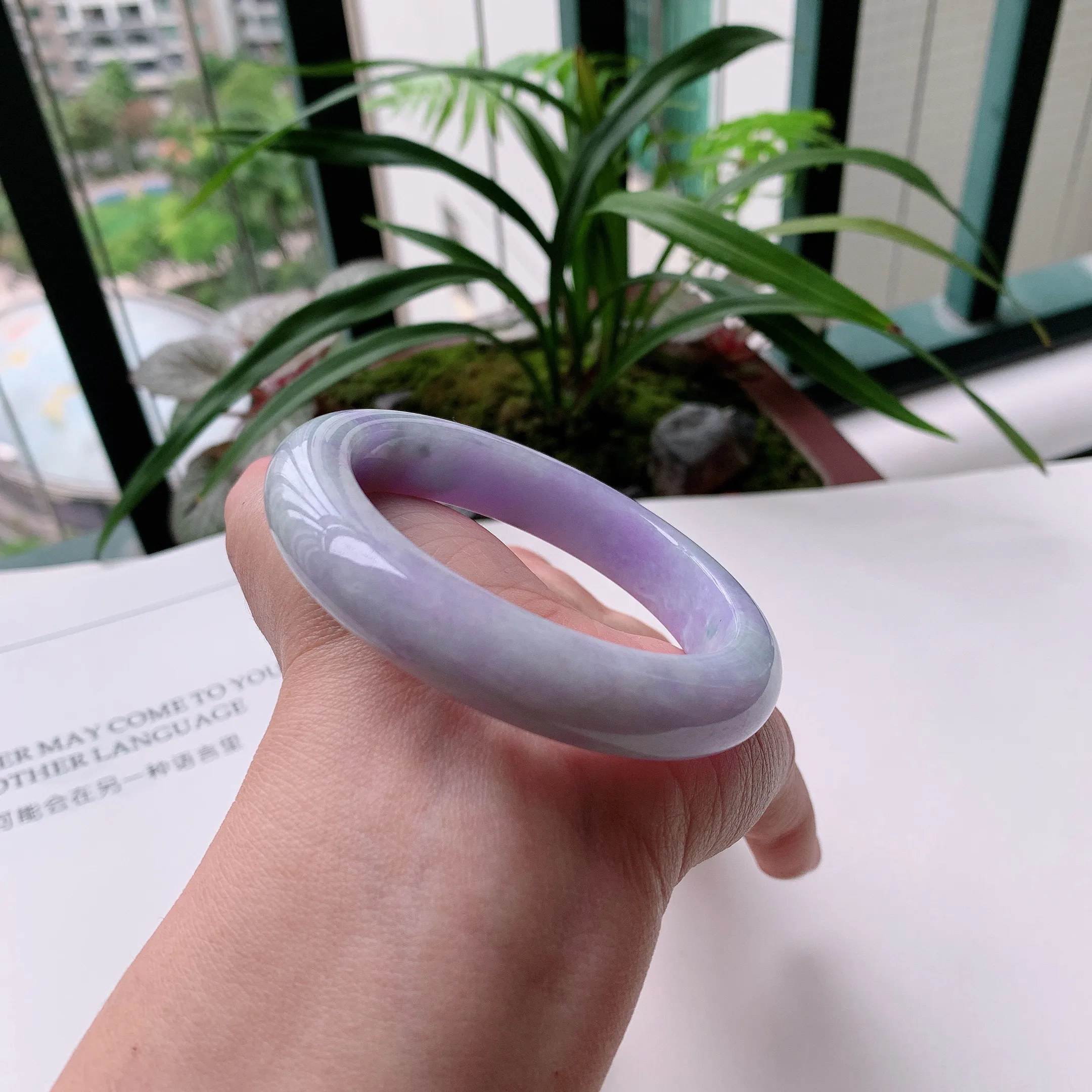 正圈57圈口，天然A货翡翠冰糯种水润飘绿玉手镯，水润秀丽，飘花灵动，种水十足，视觉甜美可人，恰到好处的美，十分高雅耐看，条形优美，上手优雅大方。65.53