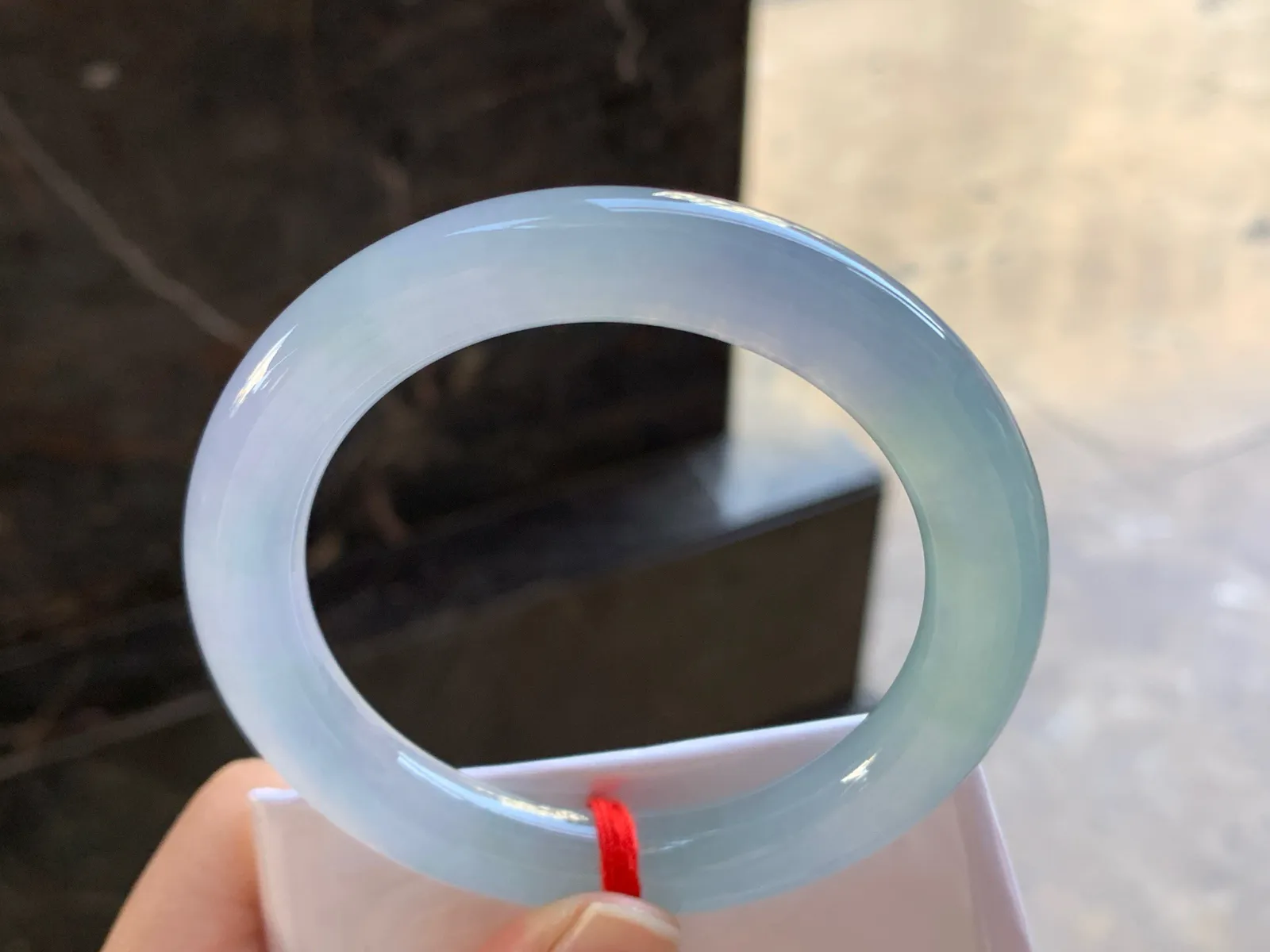 56-10.3

冰种淡春彩圆条手镯^_^冰透 清新