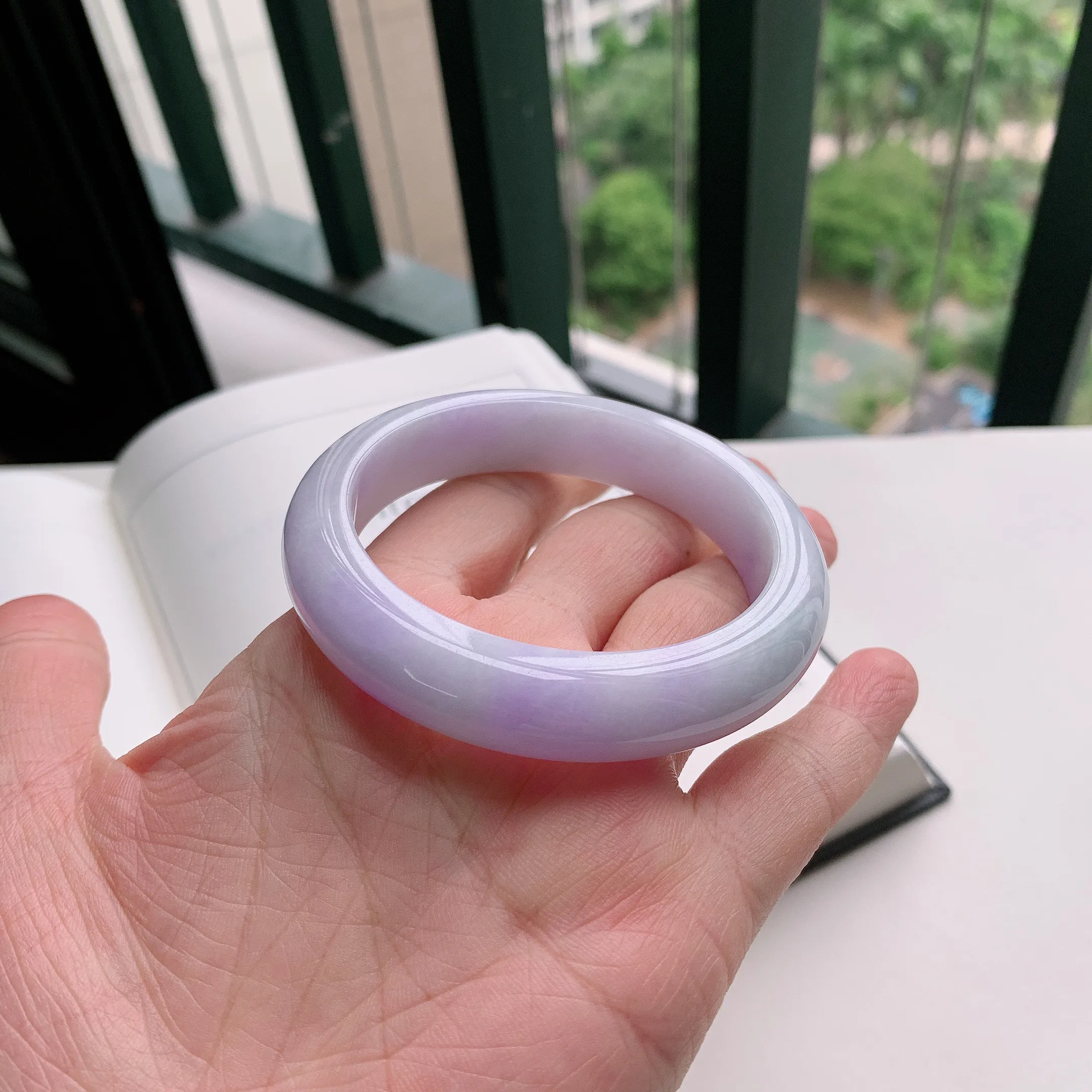 正圈55圈口，天然A货翡翠冰糯种水润飘绿玉手镯，水润秀丽，飘花灵动，种水十足，视觉甜美可人，恰到好处的美，十分高雅耐看，条形优美，上手优雅大方。61.63