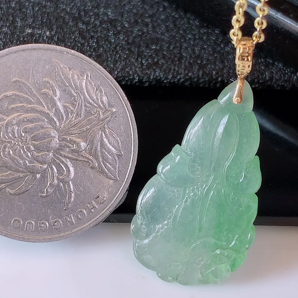 18K金镶嵌冰种飘绿翡翠招百财白菜吊坠，百财聚来，财源滚滚，色泽鲜艳，精工水润的白菜，性价比高！#1.25