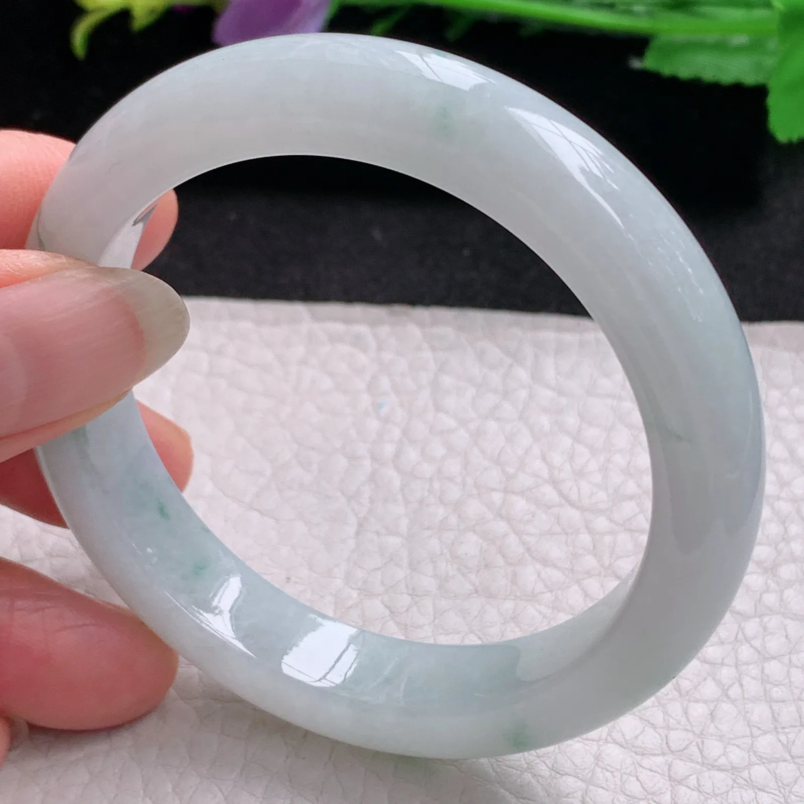 Hf实拍53.5*11.3*8.3缅甸翡翠手镯白底飘花手镯正圈平安镯宽版镯子