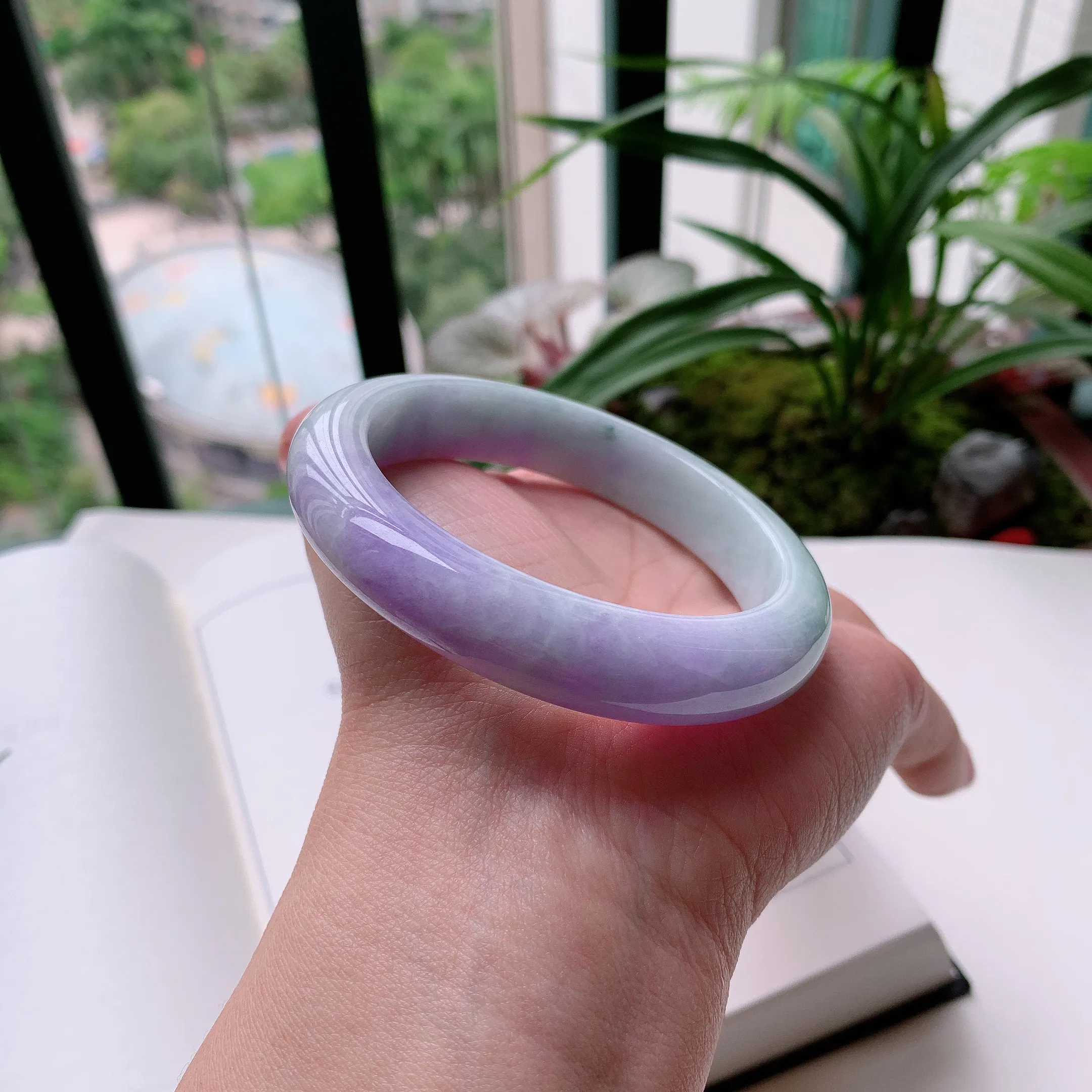 正圈58圈口，天然A货翡翠冰糯种水润飘绿玉手镯，水润秀丽，飘花灵动，种水十足，视觉甜美可人，恰到好