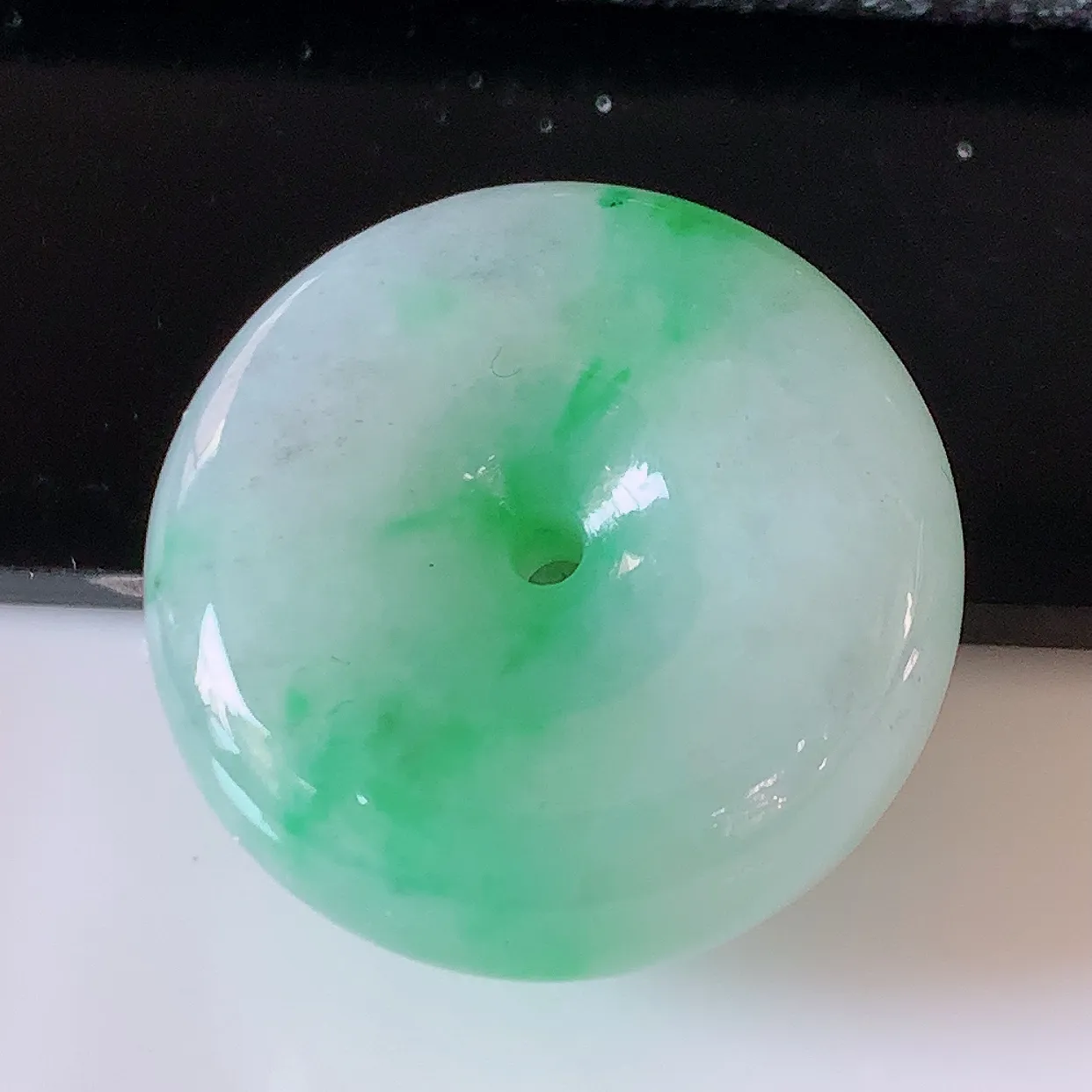 自然光实拍，冰润飘绿翡翠平安扣吊坠，形体饱满圆润，平安扣肥嘟嘟的，平平安安，种水很好，配戴精美！#05.25