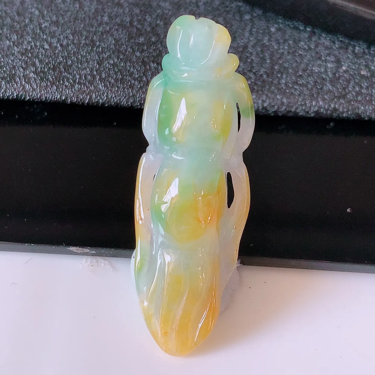 自然光实拍，冰润黄加绿翡翠人参吊坠，种老水足，雕工精湛 ，寓意美好，佩戴时尚出众！#60.25