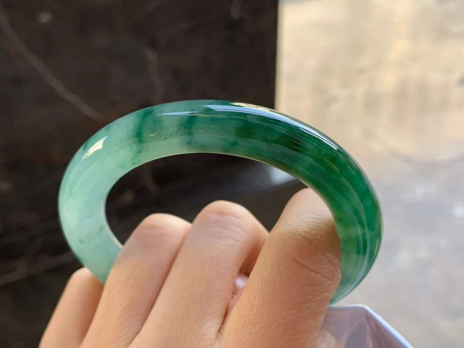 55.5-10.5

辣绿色圆条手镯^_^颜色鲜艳