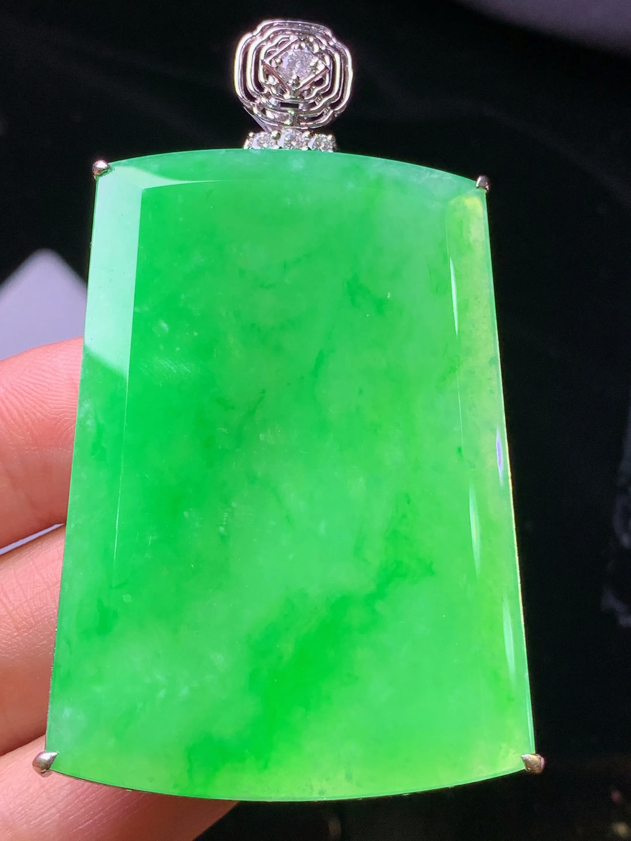 18k金镶嵌翠绿无事牌吊坠 玉质细腻 色泽清新艳丽 整体尺寸66.5*36.6*8.5