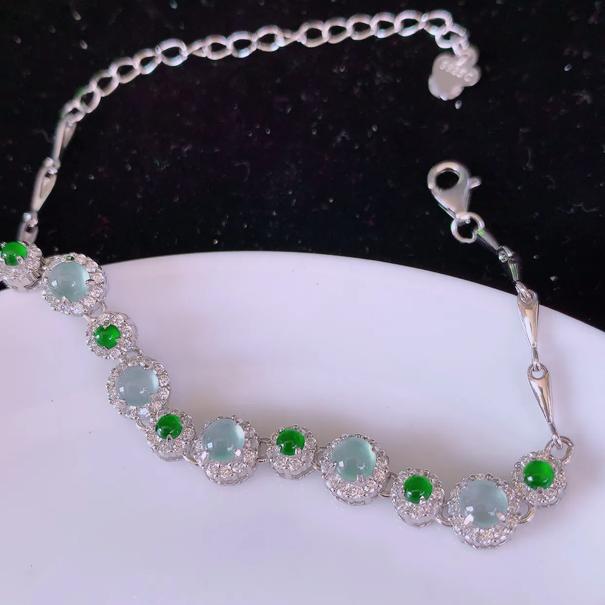 冰透满绿翡翠925银镶嵌手链，自然光实拍，翠色灵动，颜色漂亮，种老水足，品相佳，佩戴佳品！#97.25取一整体6.2*6.2*5.6裸石3.6-3.6