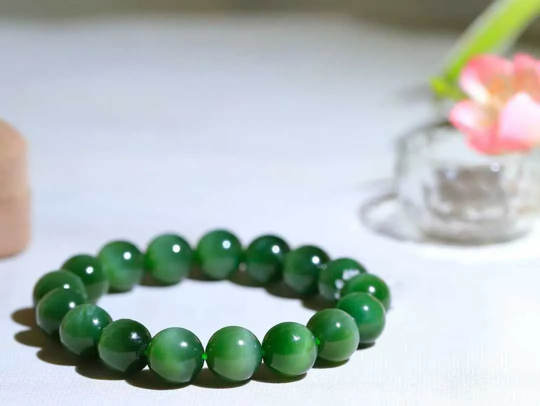 （猫眼手串）

精品和田玉碧玉猫眼圆珠手串 质地温润灵动 猫眼儿般的光中，有波光潋滟，也有梦幻清韵