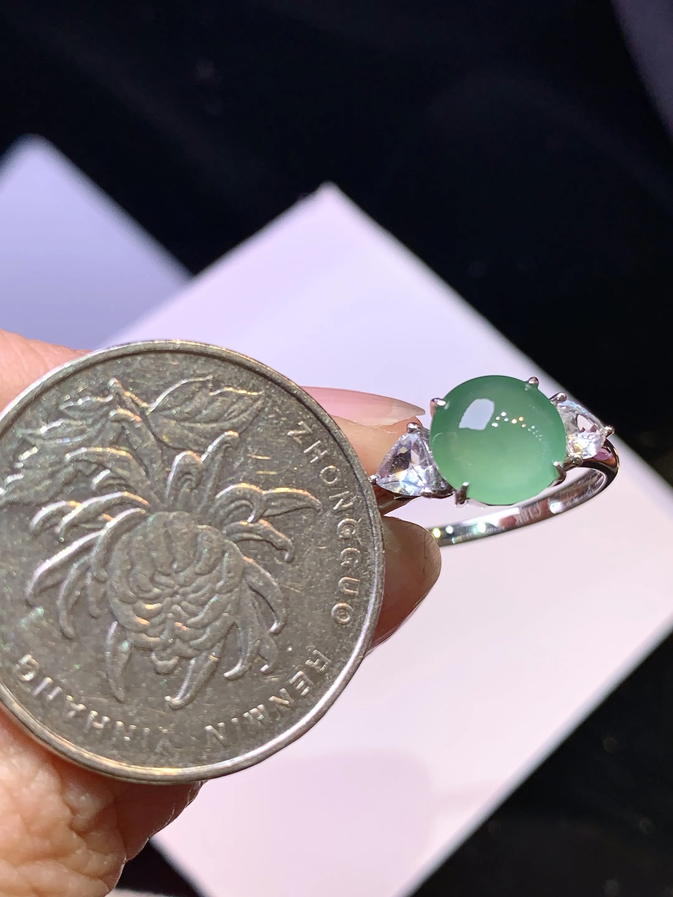 18k金钻镶嵌冰种晴绿蛋面戒指 玉质细腻 色泽清新艳丽 圈口13.5裸石尺寸8*3