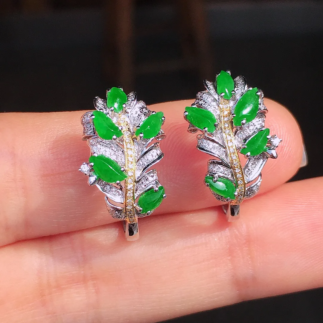 阳绿随形耳钉，色泽均匀艳丽，玉质细腻，荧光感超
强，饱满圆润，尽显优雅气质，18k
金豪华镶嵌