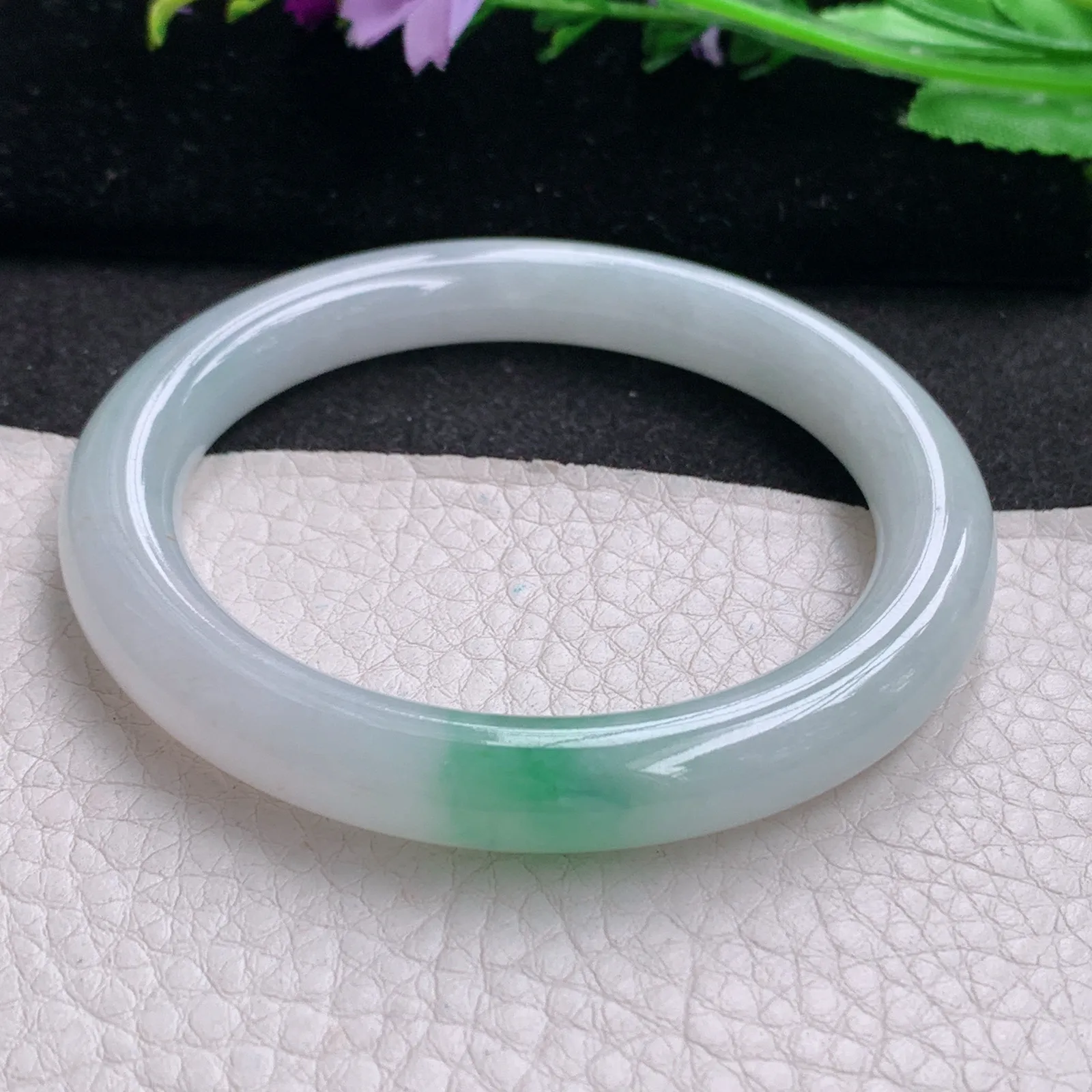 Hf实拍55.5*9.3缅甸翡翠手镯飘绿圆条玉镯子 秀气精美福镯