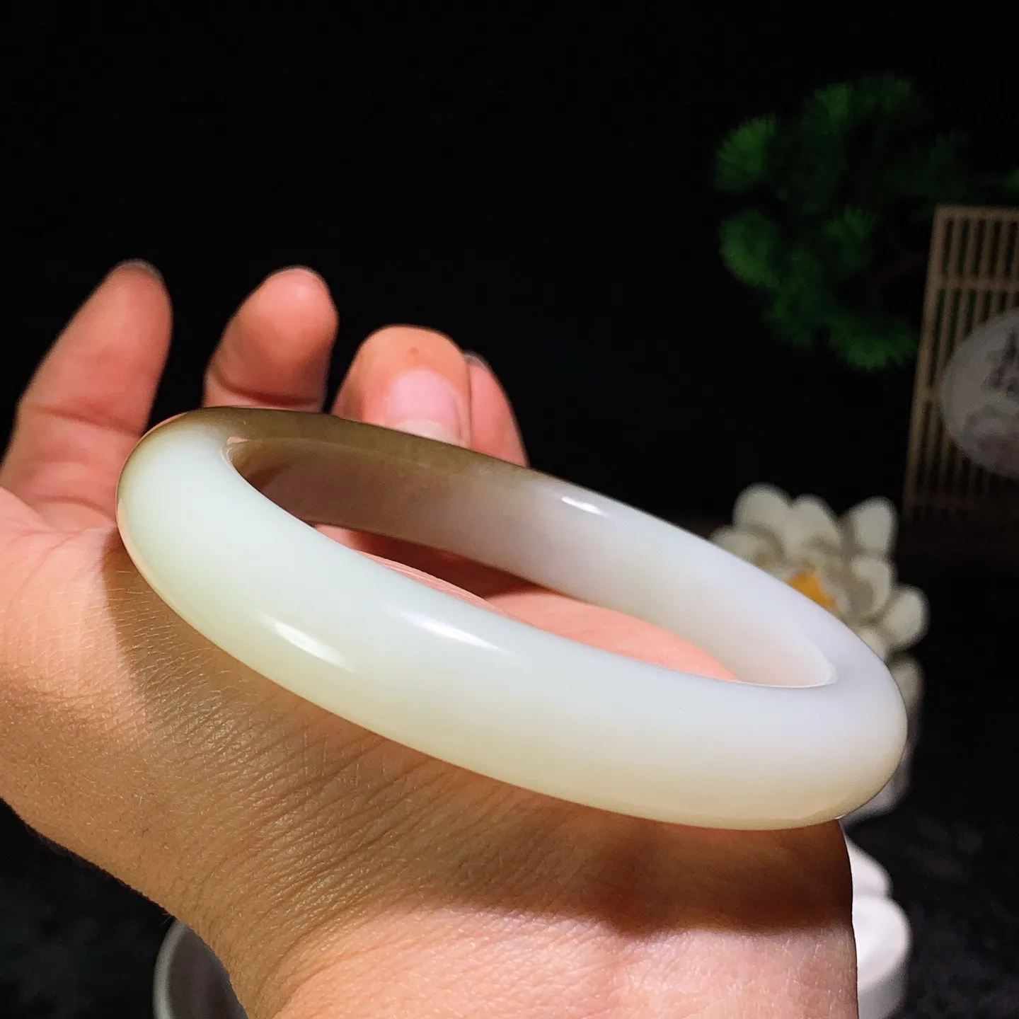 62圈口 新疆和田玉羊脂白且末糖手镯 且末糖半山半水手镯 62圈口条宽12厚9重66.7克。玉质细腻油润。手推出油。佩戴高端典雅。lt260129